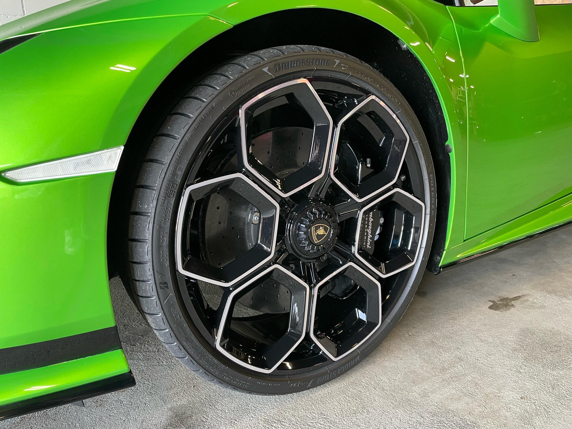 LAMBORGHINI Huracan TECNICA Coupé DCT Full Carbon-showroom-element-3