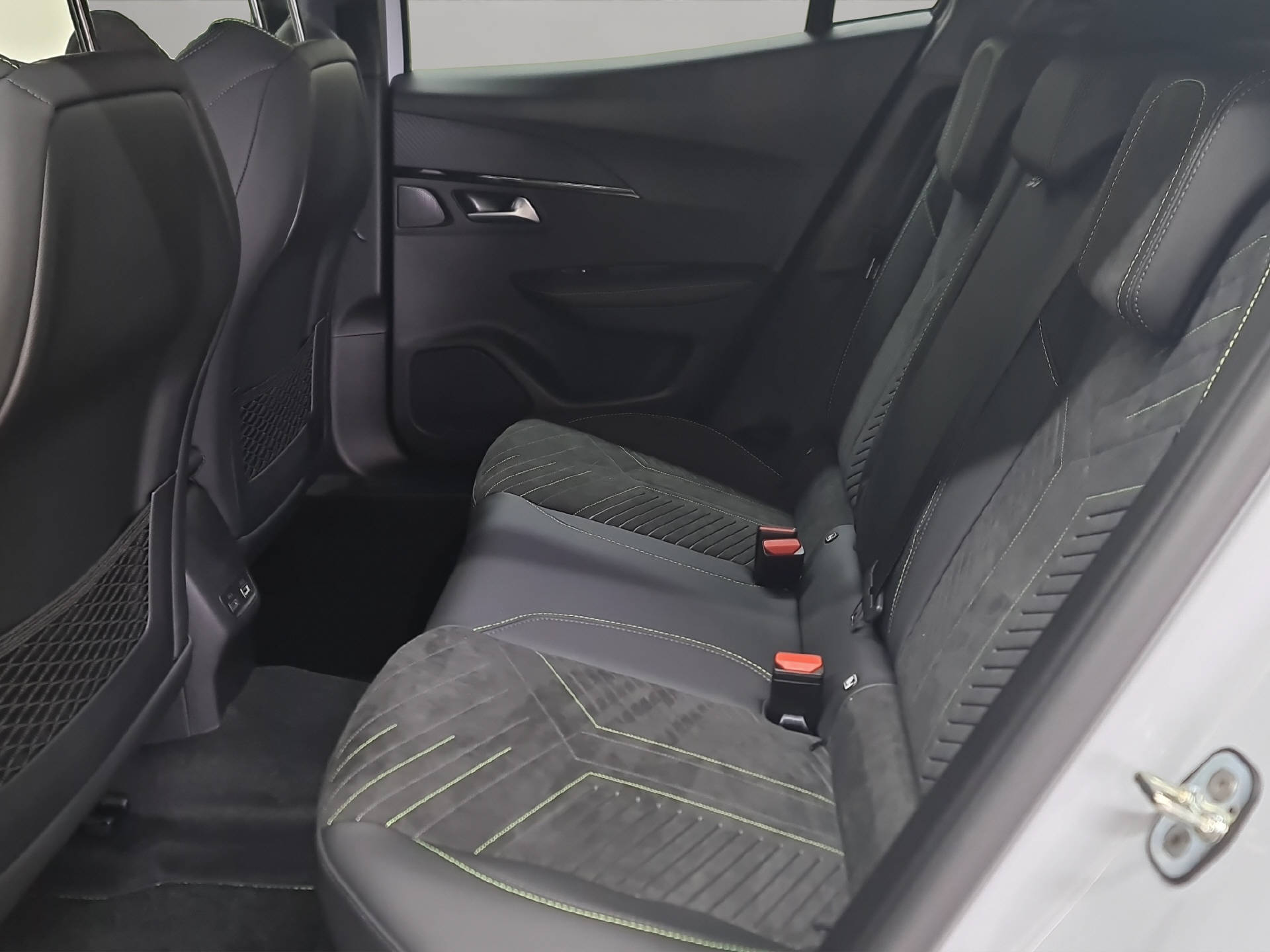 PEUGEOT 208 1.2 Hybrid 145 GT Exclusive-image-9
