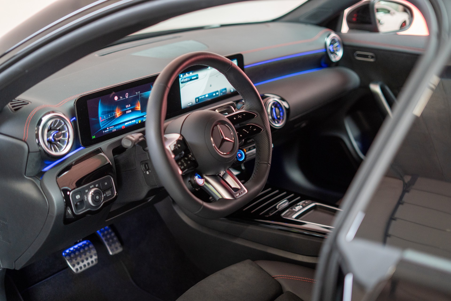 MERCEDES-BENZ CLA 35 AMG 4matic / Facelift / Rückfahrkamera / Ambientebeleuchtung-image-9