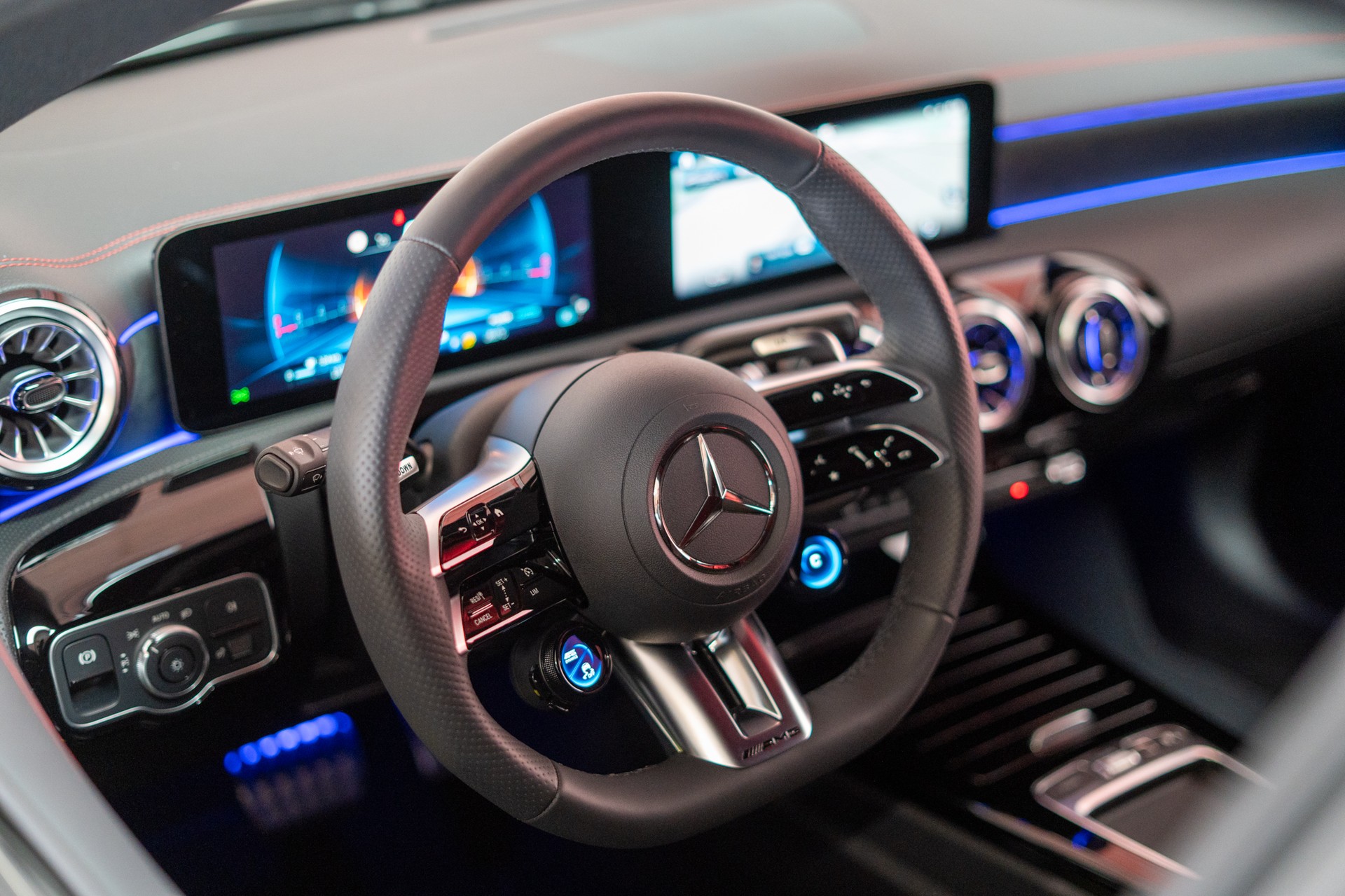 MERCEDES-BENZ CLA 35 AMG 4matic / Facelift / Rückfahrkamera / Ambientebeleuchtung-image-10