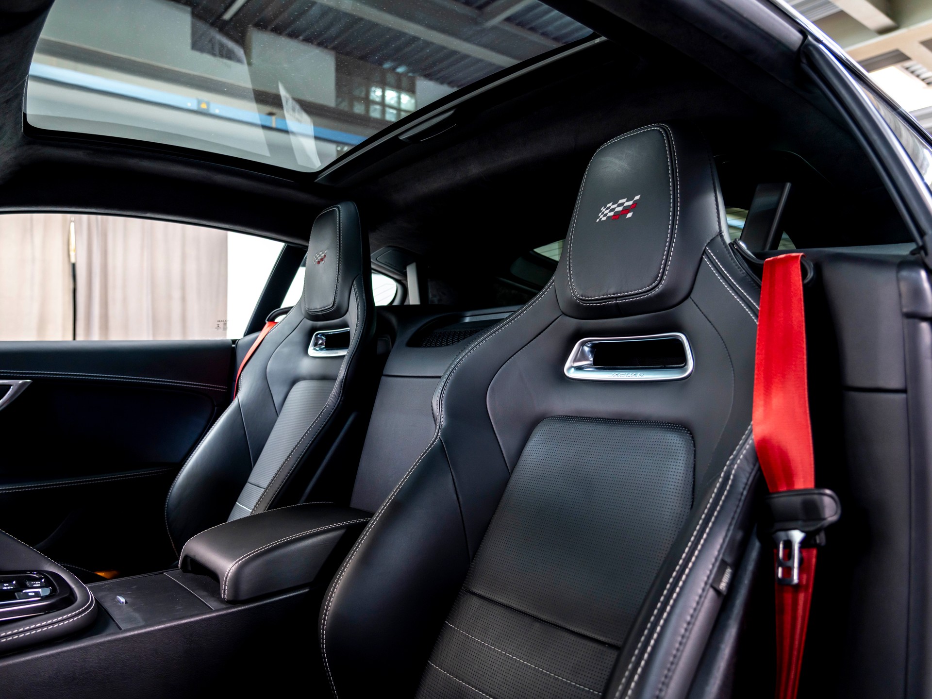 JAGUAR F-Type Coupé 3.0 V6 S/C AWD Chequered Flag Aut.-image-16