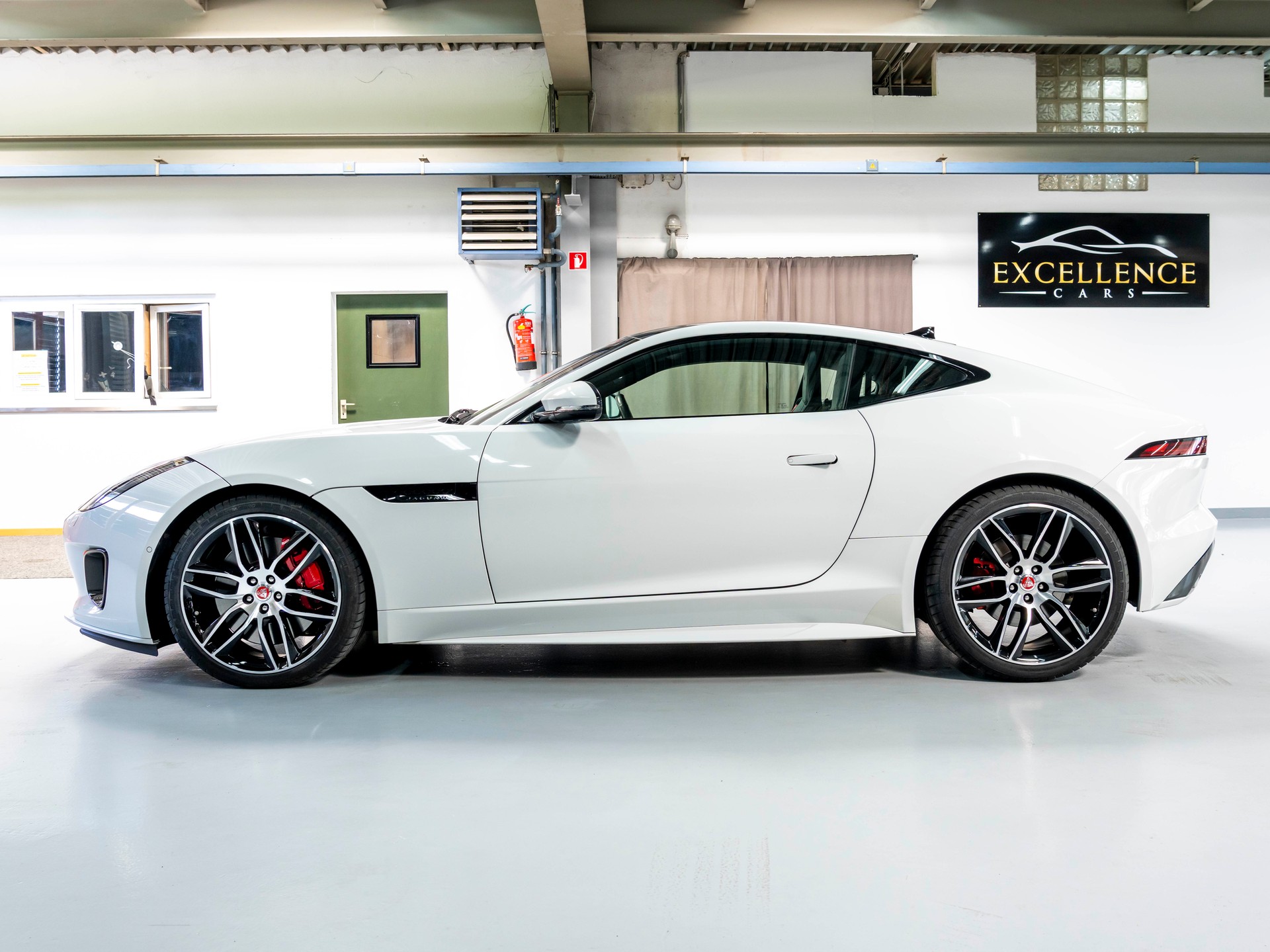 JAGUAR F-Type Coupé 3.0 V6 S/C AWD Chequered Flag Aut.-showroom-element-3