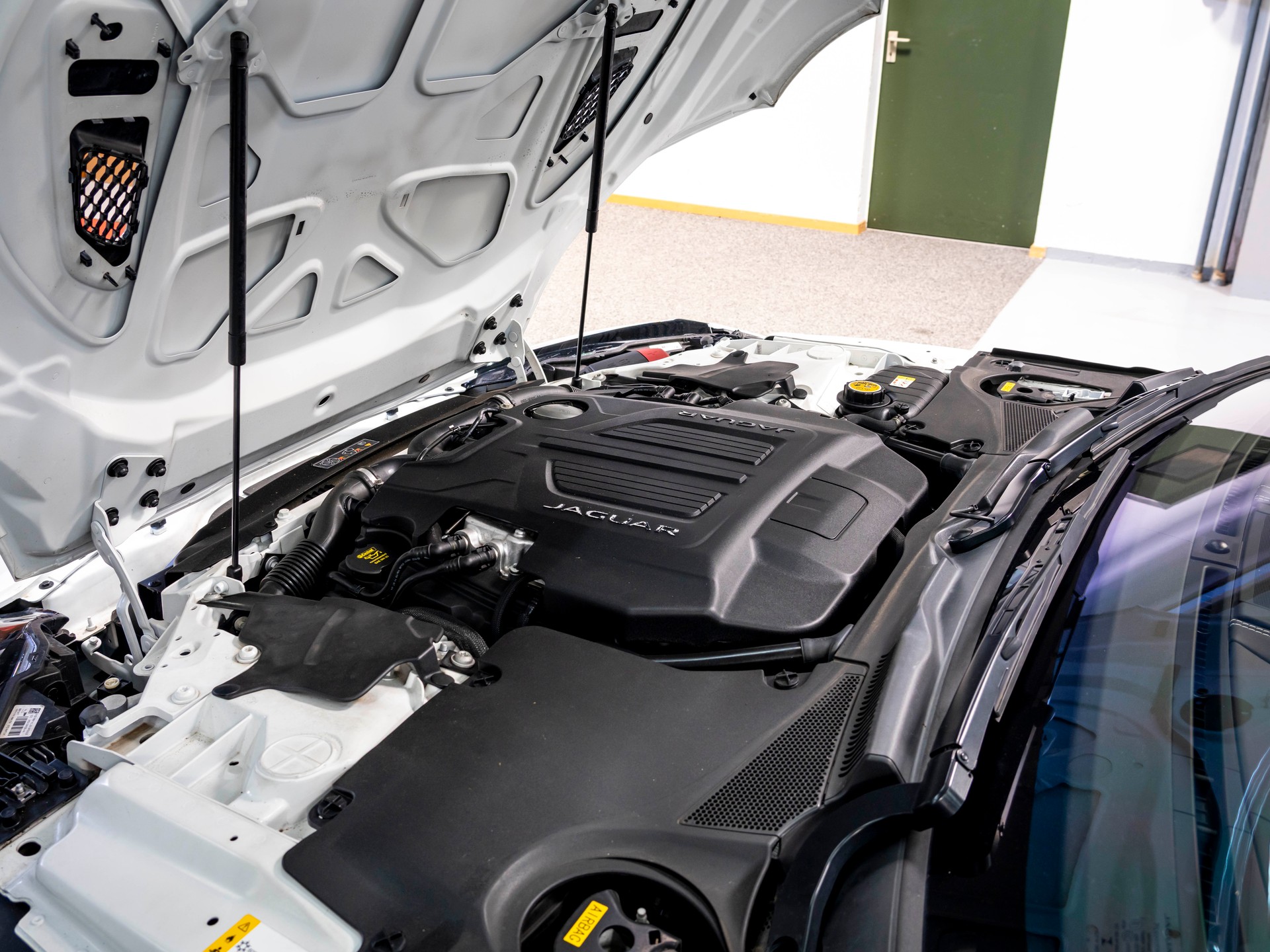JAGUAR F-Type Coupé 3.0 V6 S/C AWD Chequered Flag Aut.-image-26
