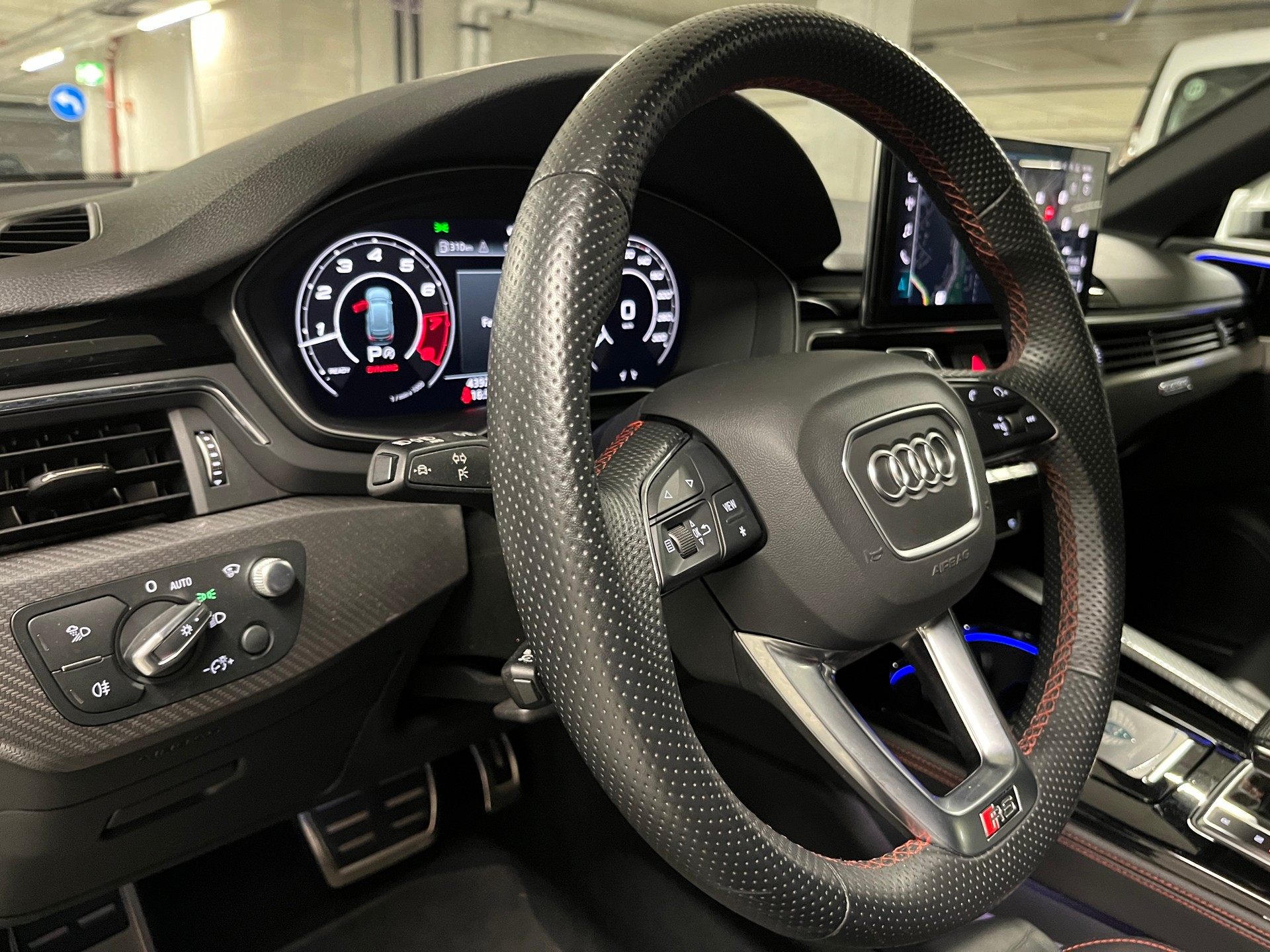 AUDI RS4 Avant quattro tiptronic-image-11