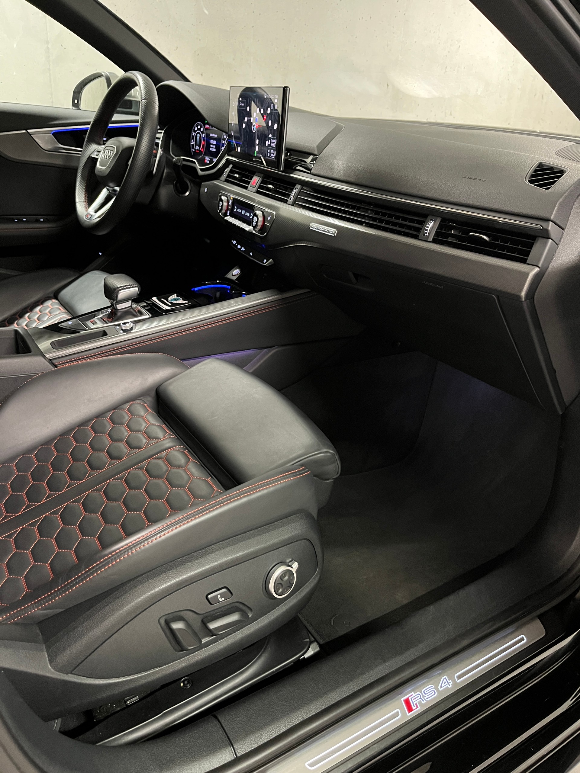 AUDI RS4 Avant quattro tiptronic-image-22