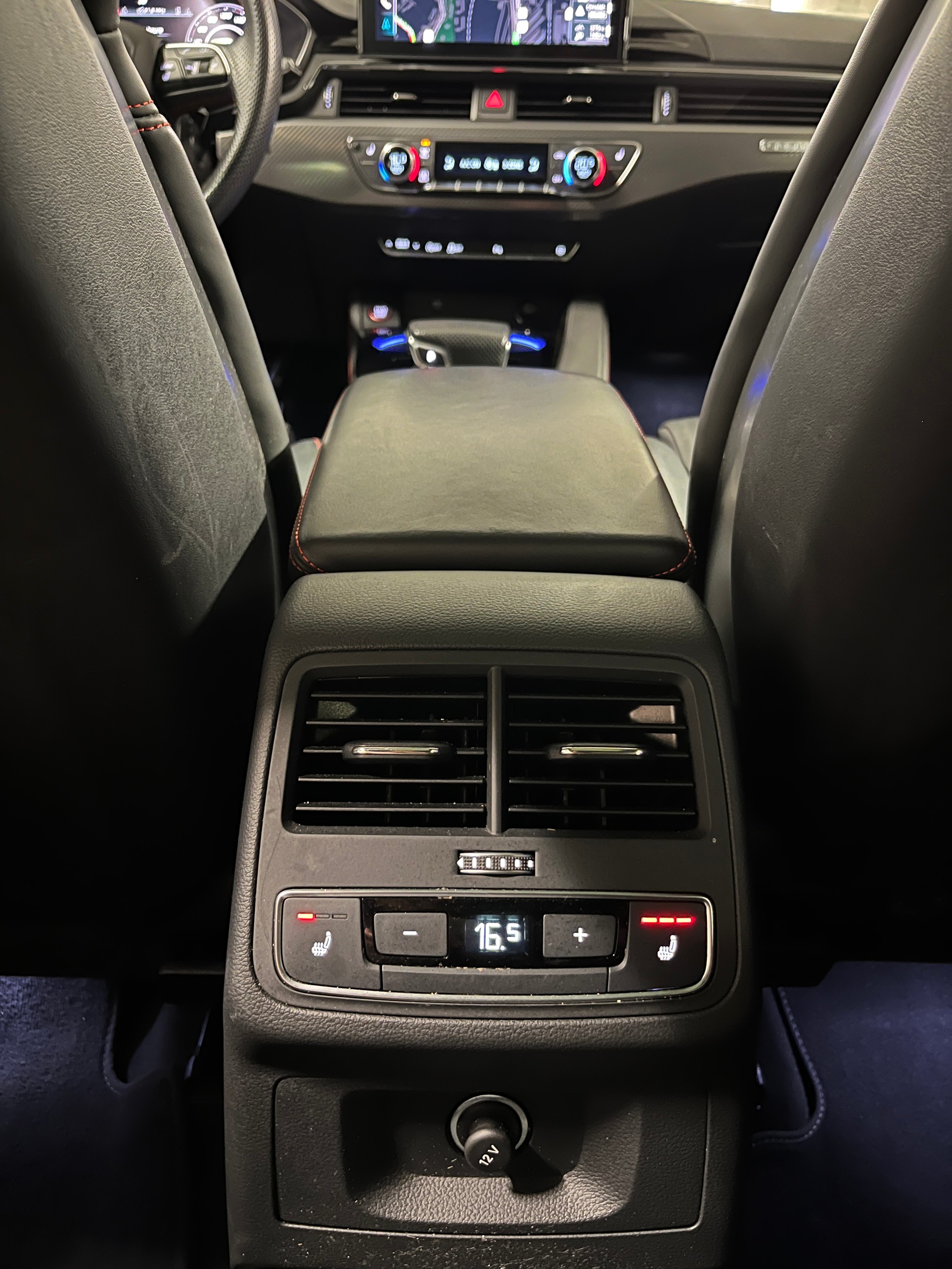 AUDI RS4 Avant quattro tiptronic-image-16