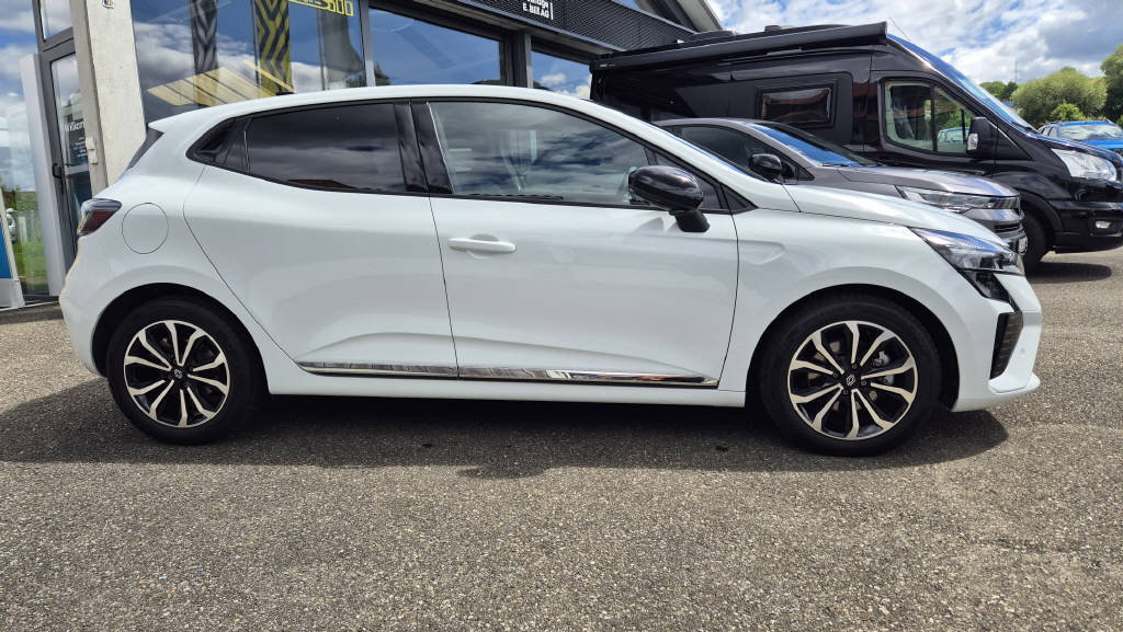 RENAULT Clio 1.6 E-Tech techno-showroom-element-1