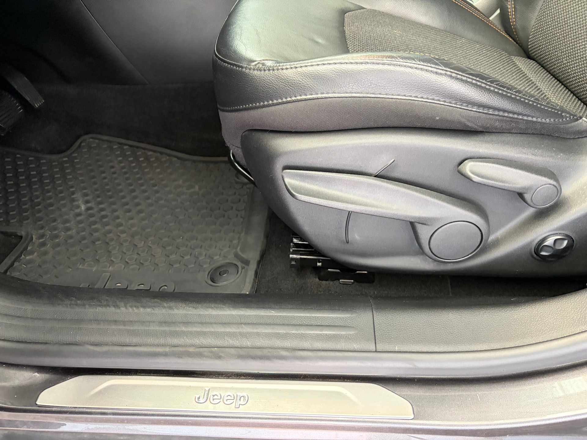 JEEP Compass 2.0CRD Limited AWD 9ATX | CH Fahrzeug | Touchscreen Uconnect Navi | DAB+ |-image-19