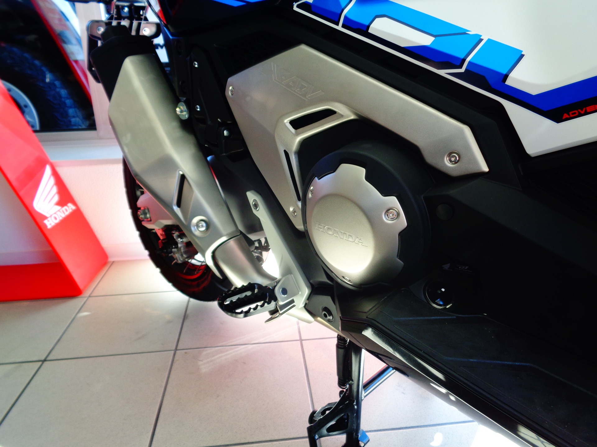 HONDA X-ADV 750 DCT Special Edition-image-12