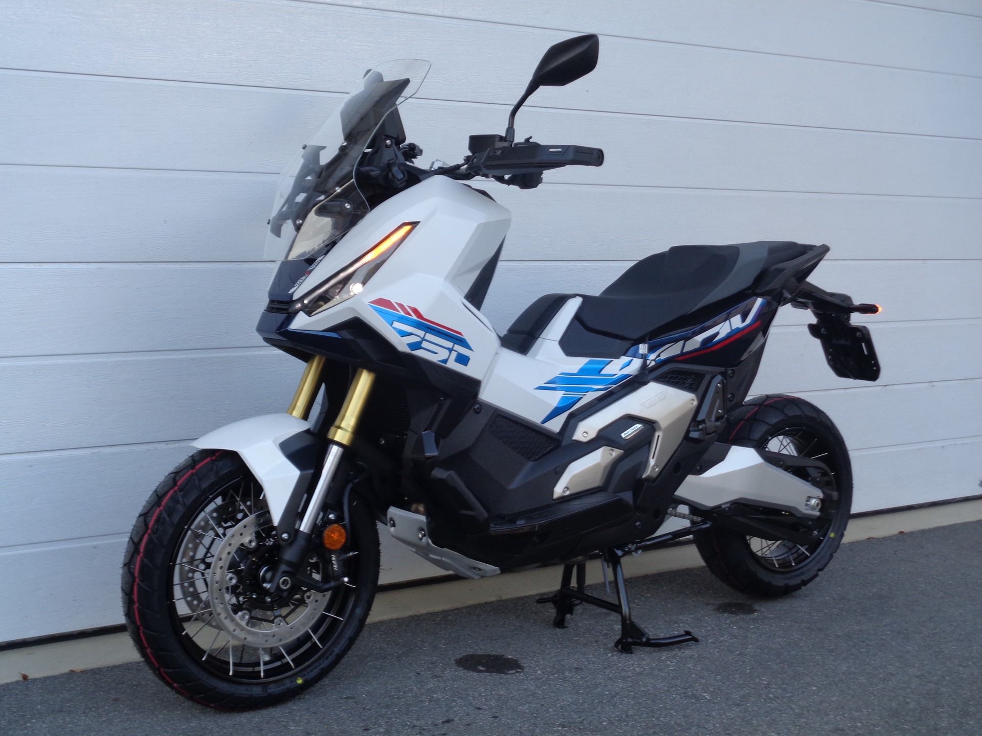 HONDA X-ADV 750 DCT Special Edition-image-3