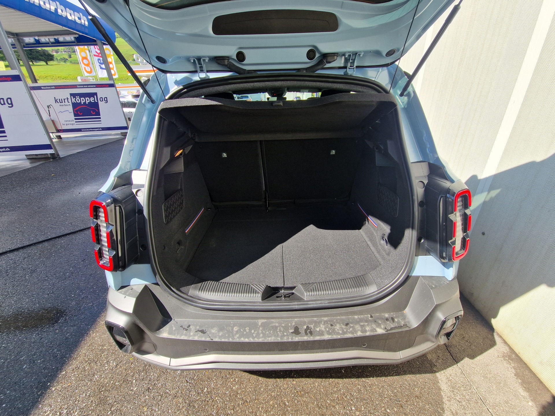 RENAULT 4 E-TECH Comfort Range techno-showroom-element-3