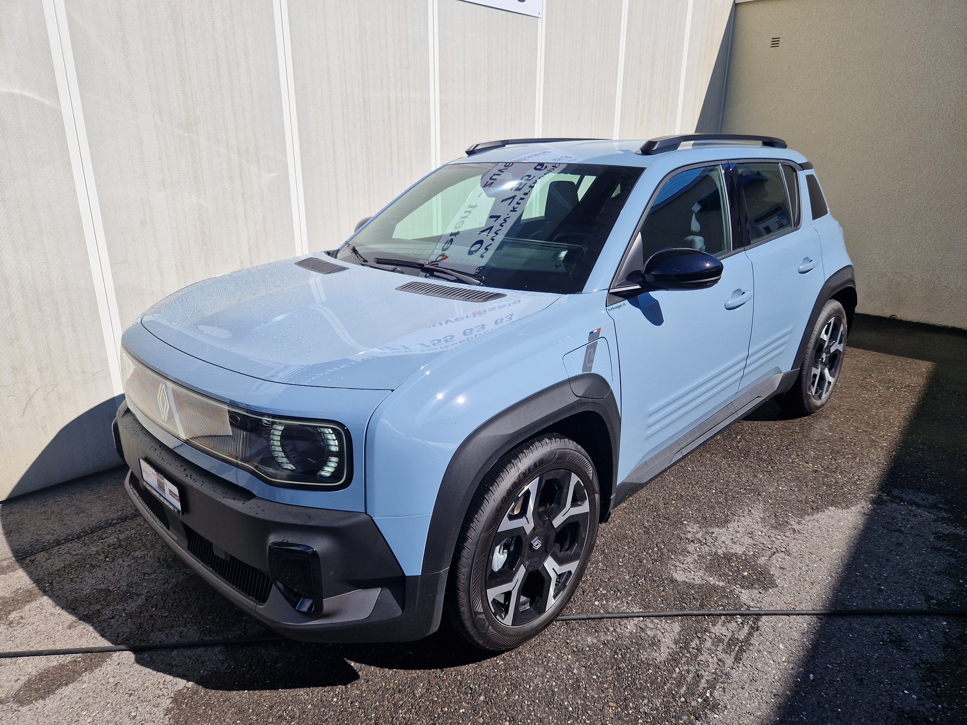 RENAULT 4 E-TECH Comfort Range techno-showroom-element-1