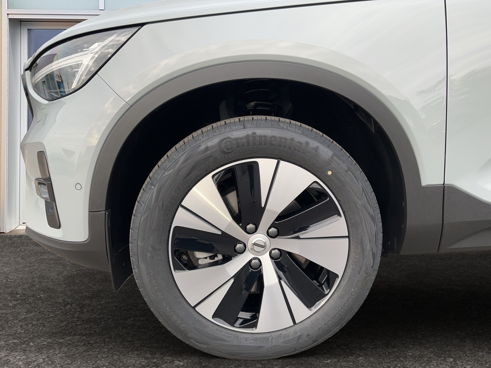 VOLVO XC40 2.0 B4 MH Plus Dark-image-13
