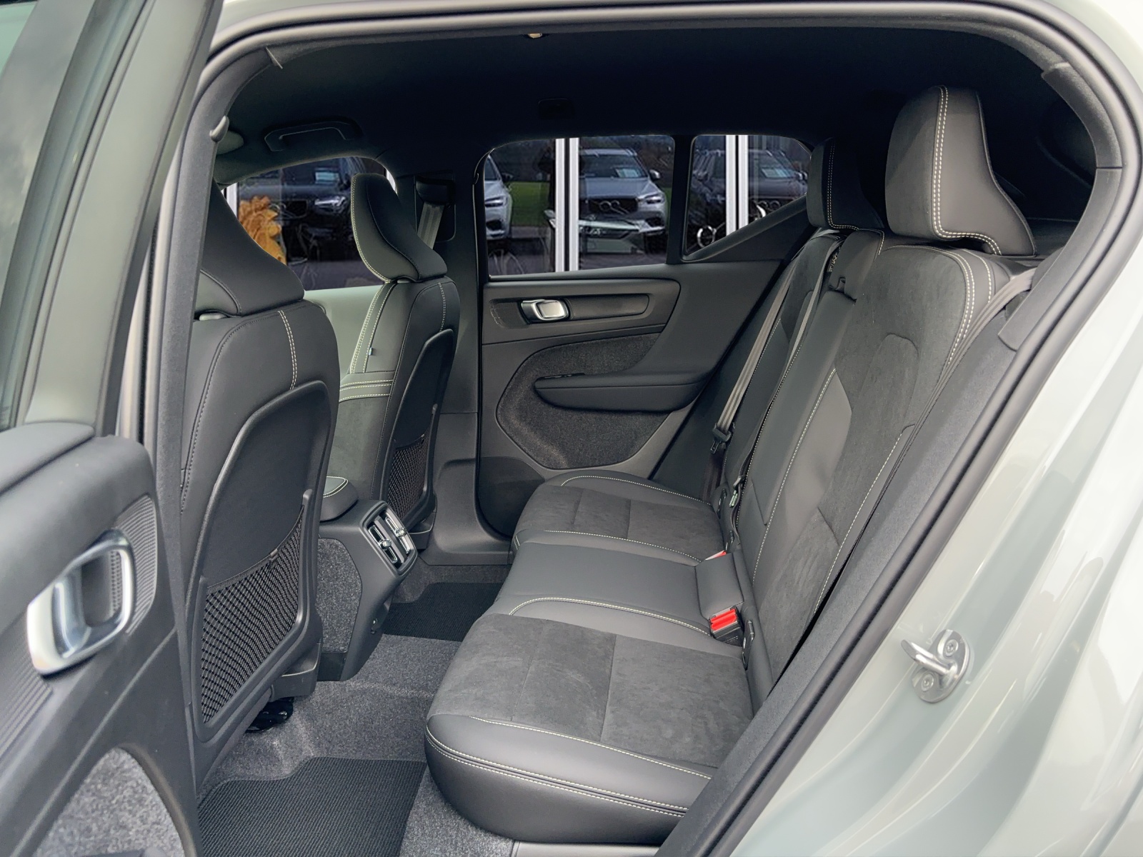 VOLVO XC40 2.0 B4 MH Plus Dark-image-7