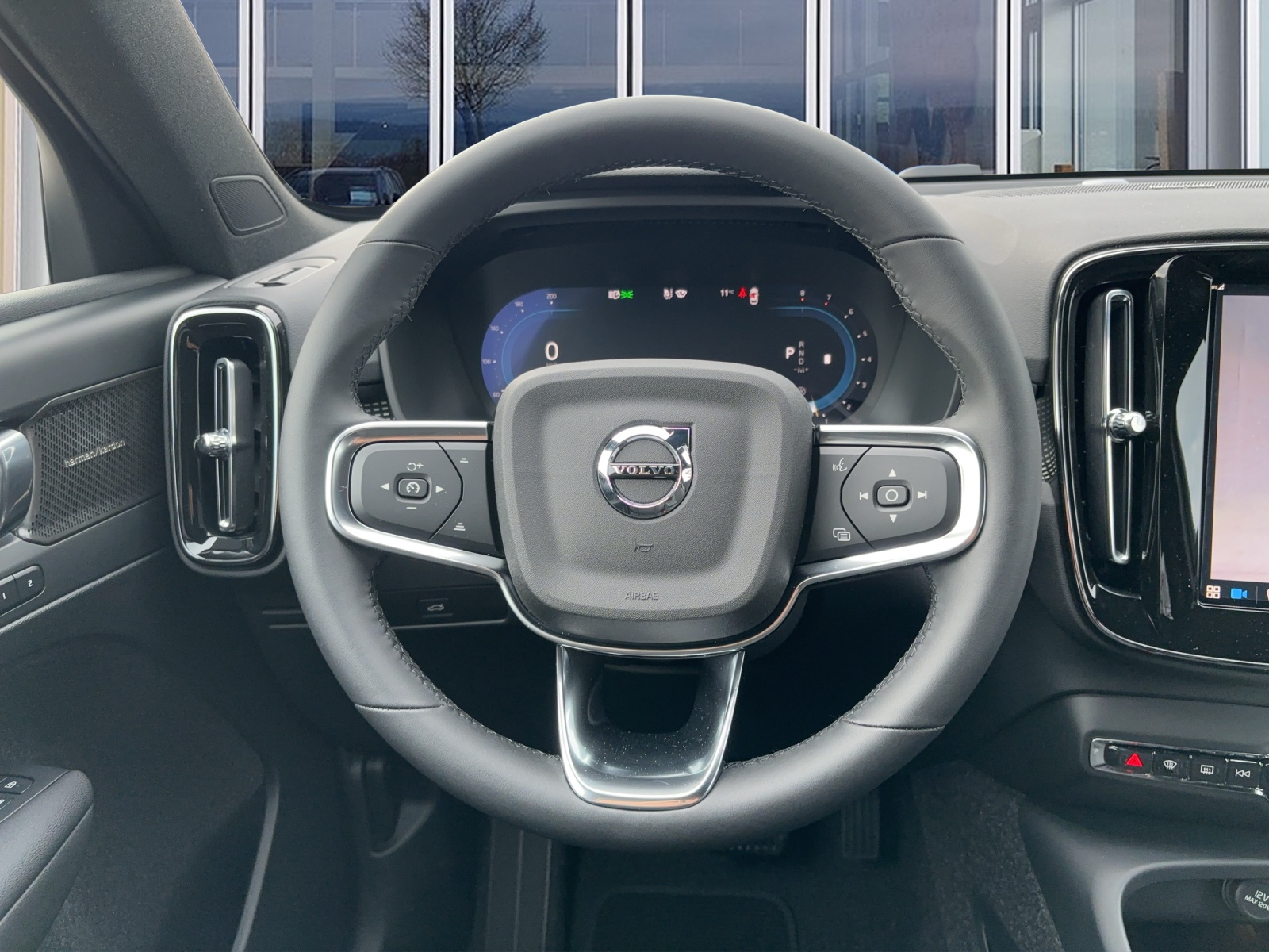VOLVO XC40 2.0 B4 MH Plus Dark-image-10