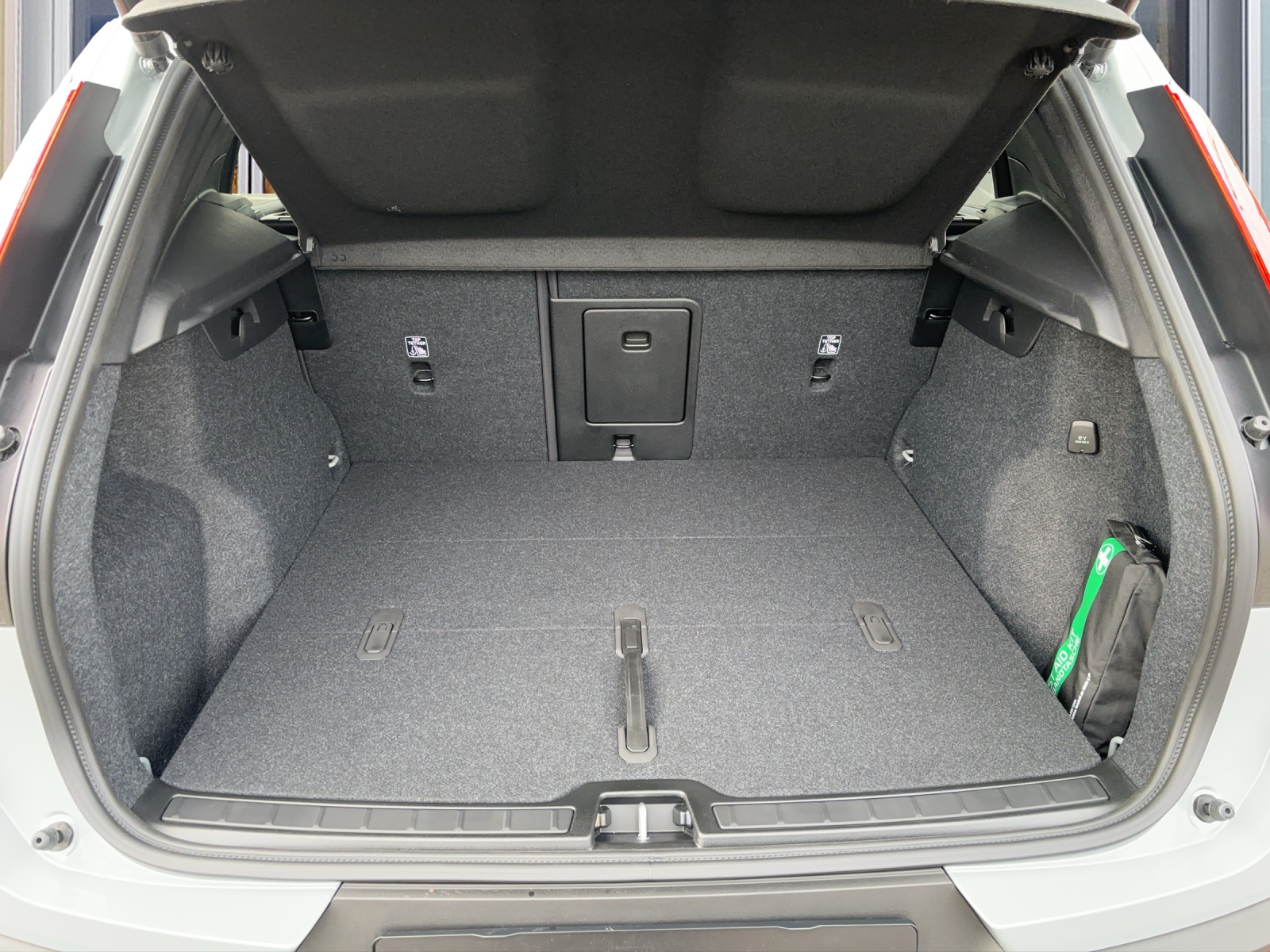 VOLVO XC40 2.0 B4 MH Plus Dark-image-6
