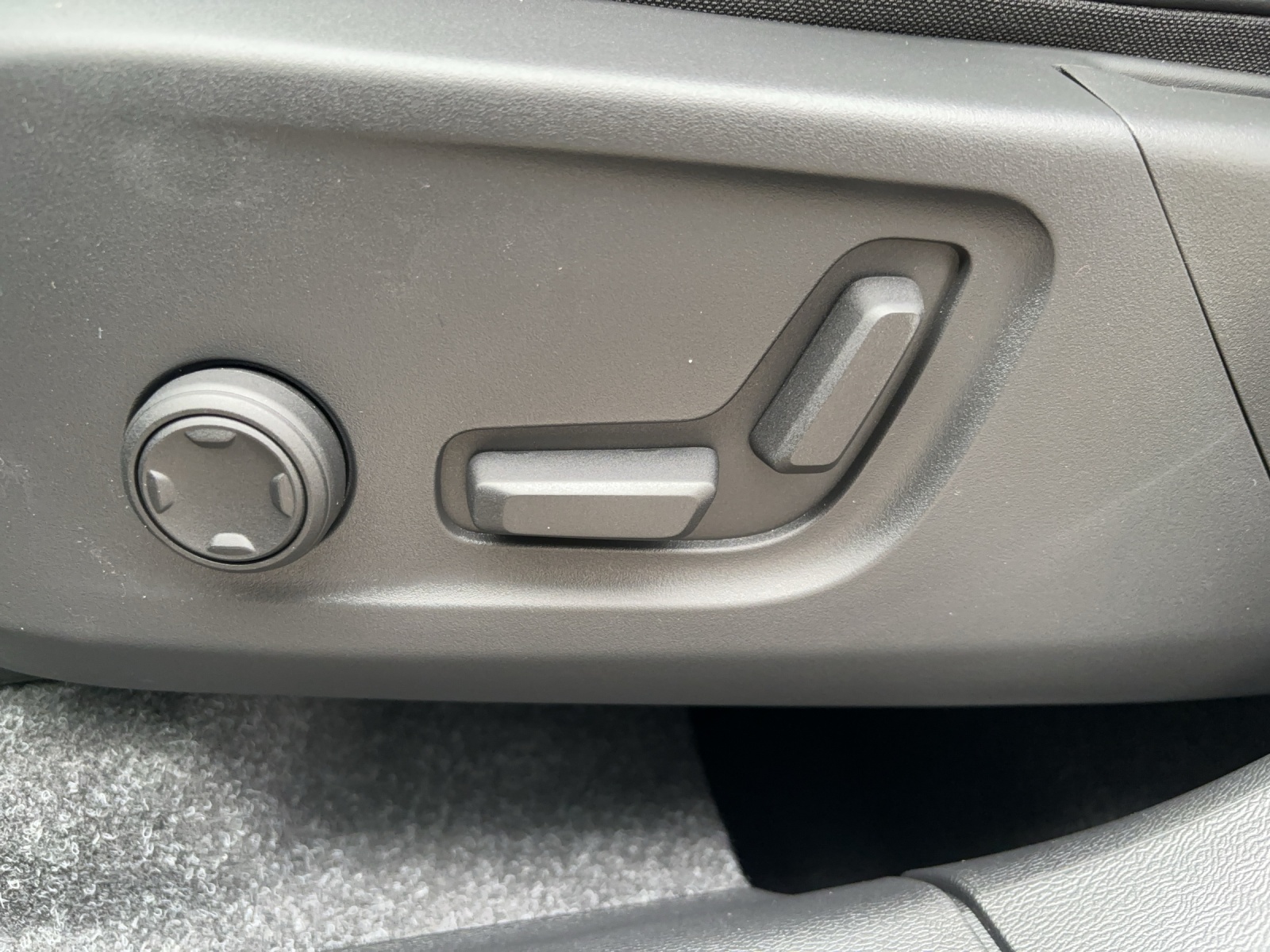 VOLVO XC40 2.0 B4 MH Plus Dark-image-15