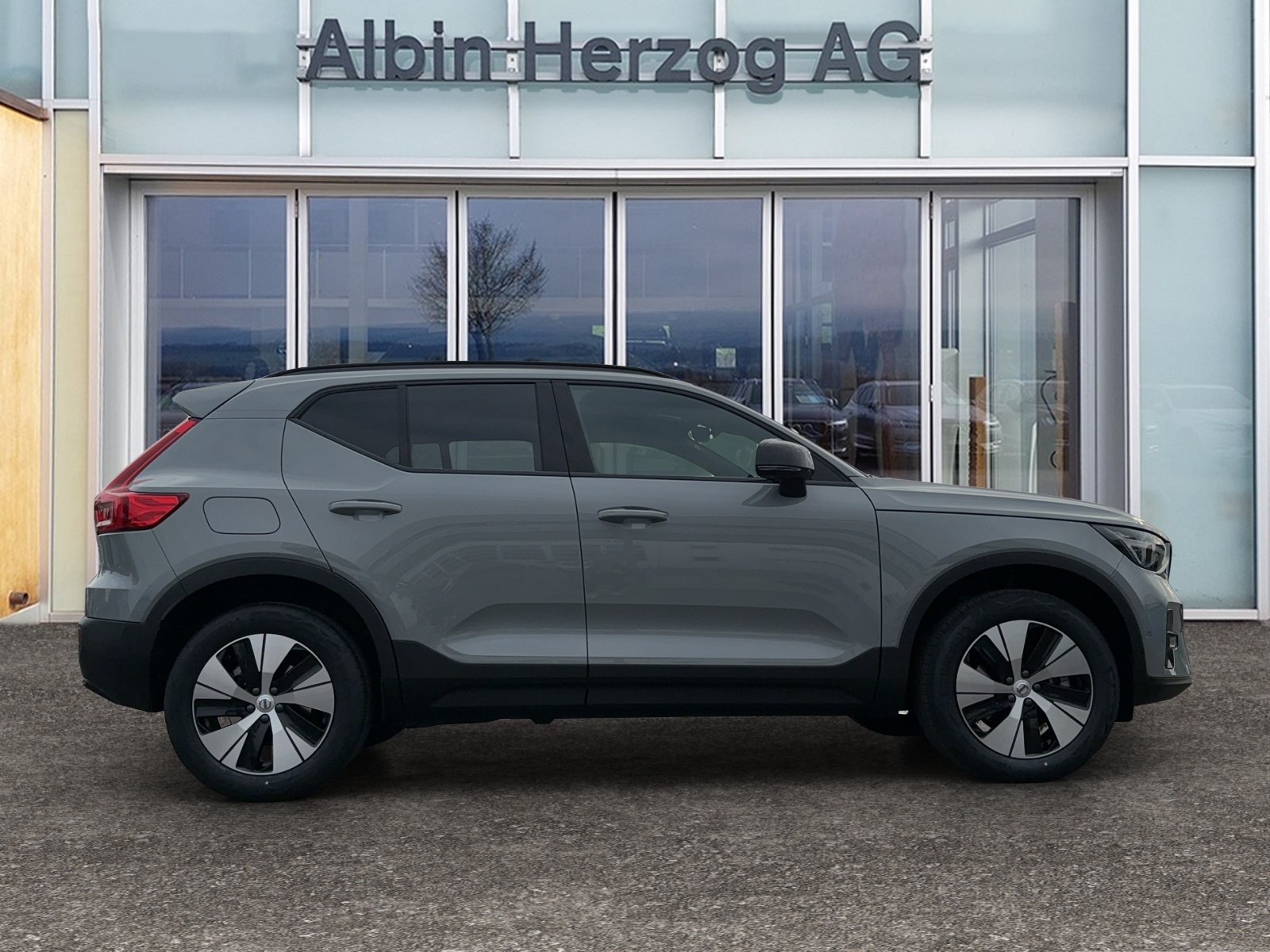 VOLVO XC40 2.0 B4 MH Plus Dark-image-4