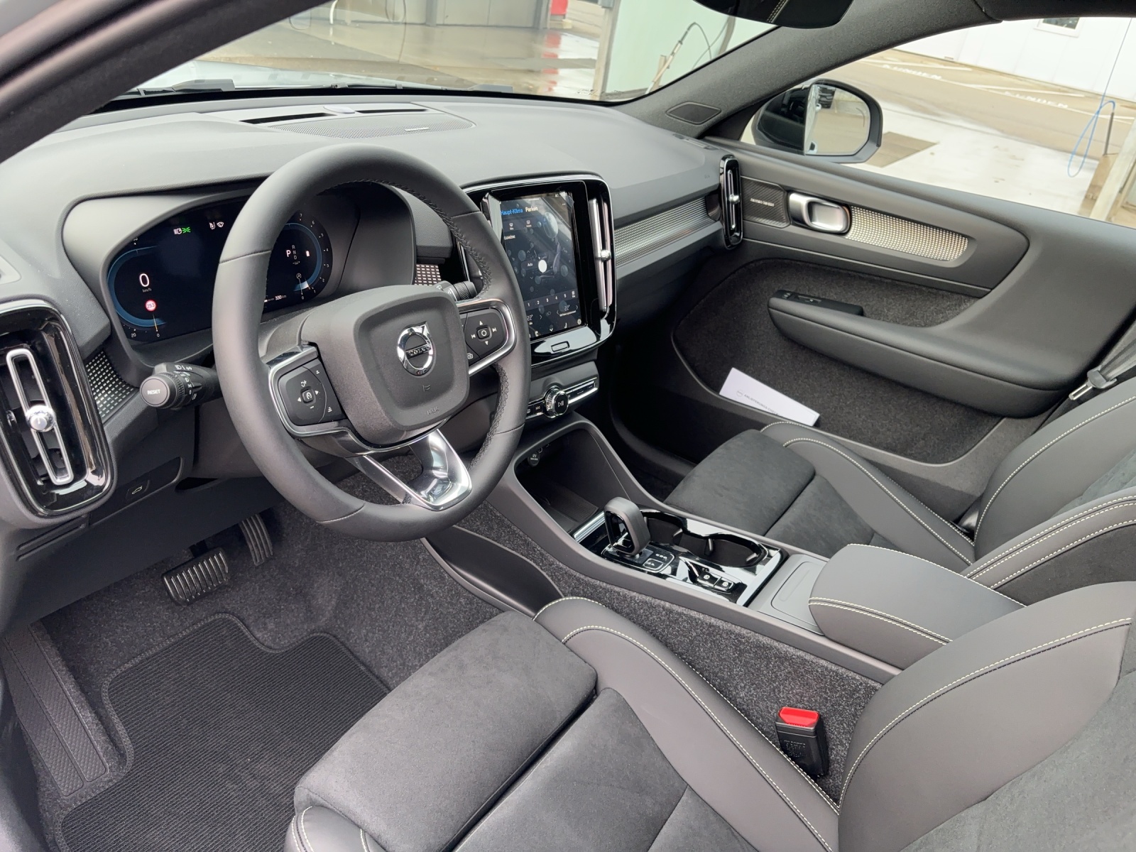 VOLVO XC40 2.0 B4 MH Plus Dark-image-9