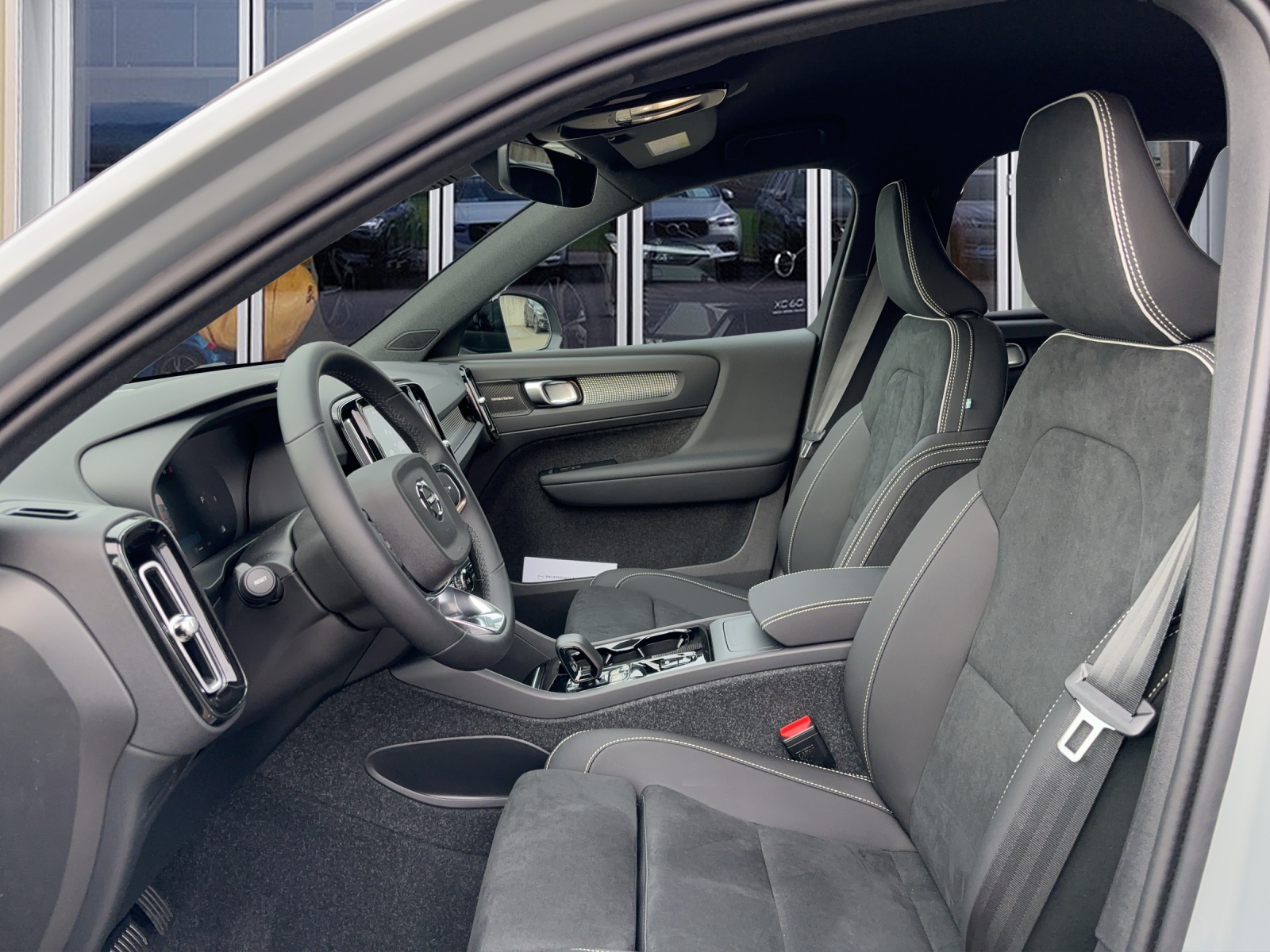 VOLVO XC40 2.0 B4 MH Plus Dark-image-8