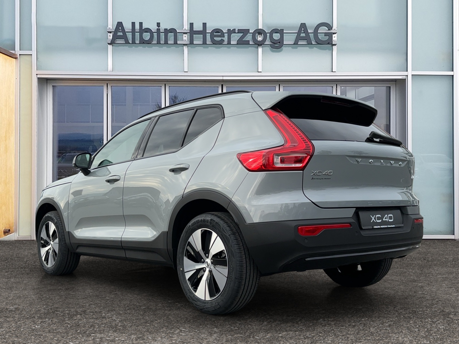 VOLVO XC40 2.0 B4 MH Plus Dark-showroom-element-2