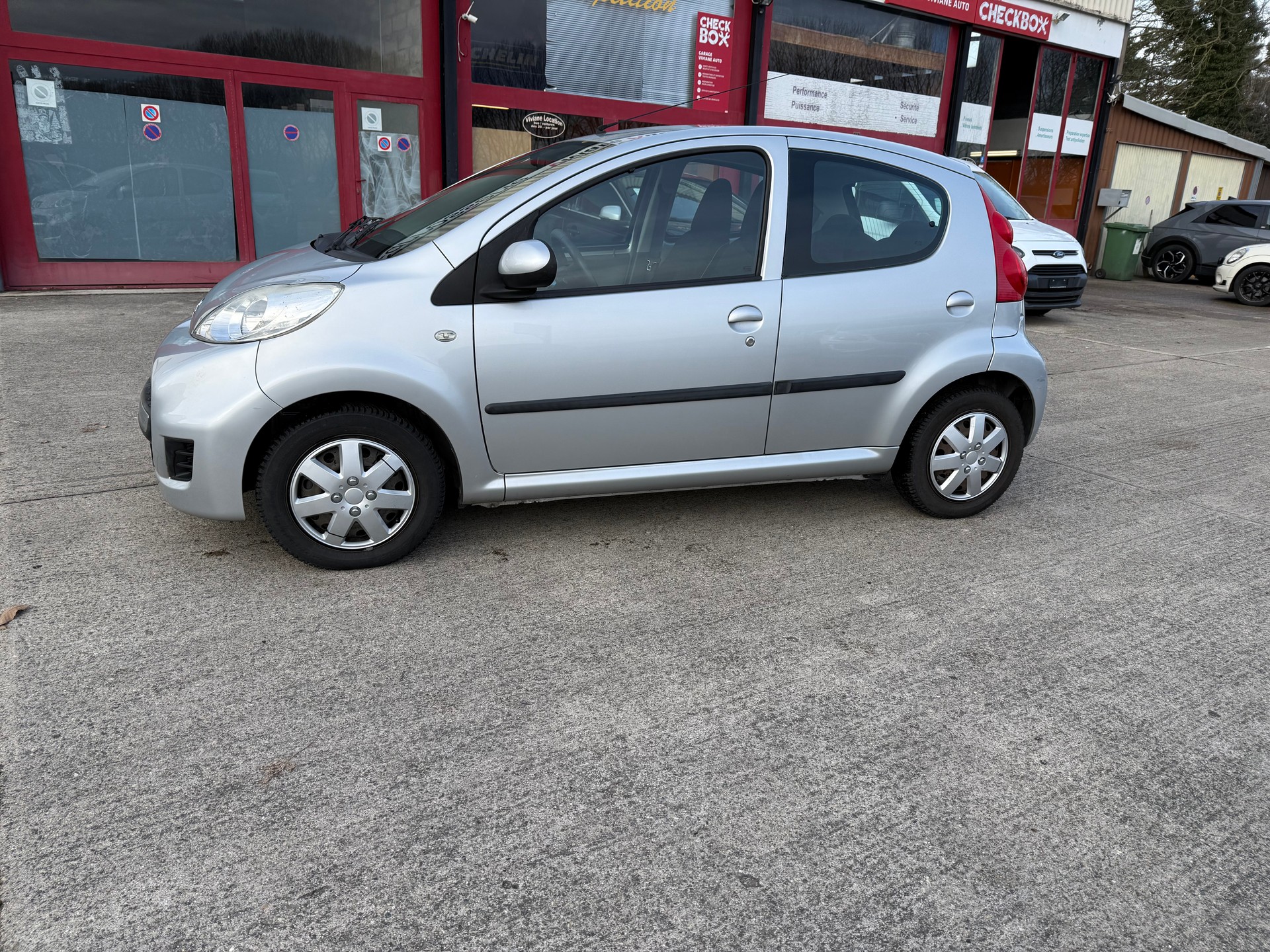 PEUGEOT 107 1.0 Swiss Edition-showroom-element-2