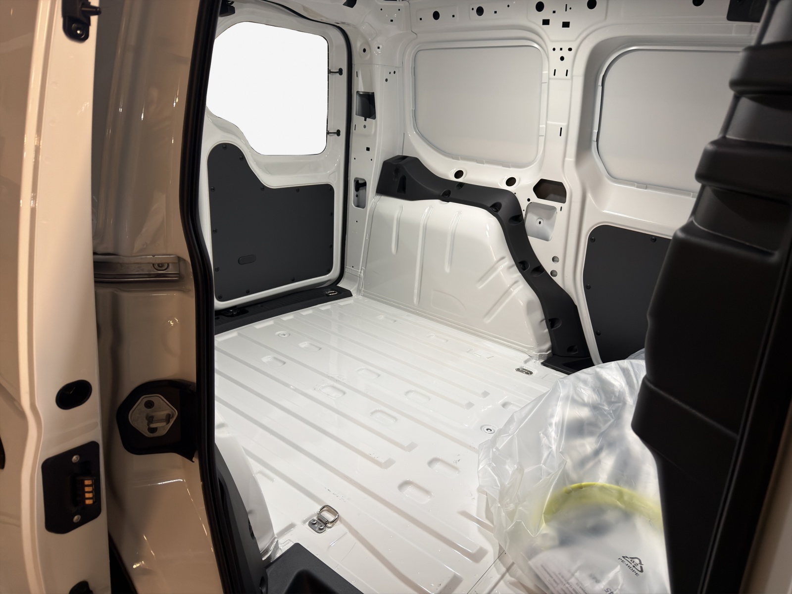 VW Caddy Cargo 1.5 TSI Plug in Hybrid DSG-image-11