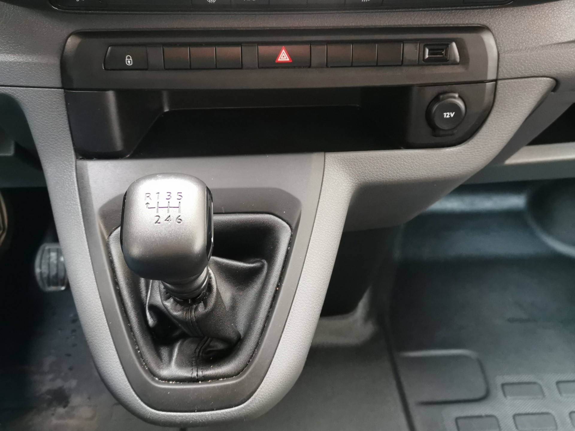 PEUGEOT Expert 2.0 BlueHDi 150 S&S Fix Confort Standard-image-17