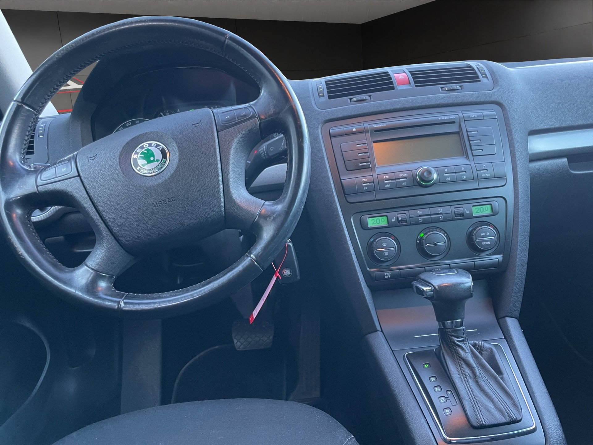 SKODA Octavia 2.0 FSI Elegance Tiptronic-image-9