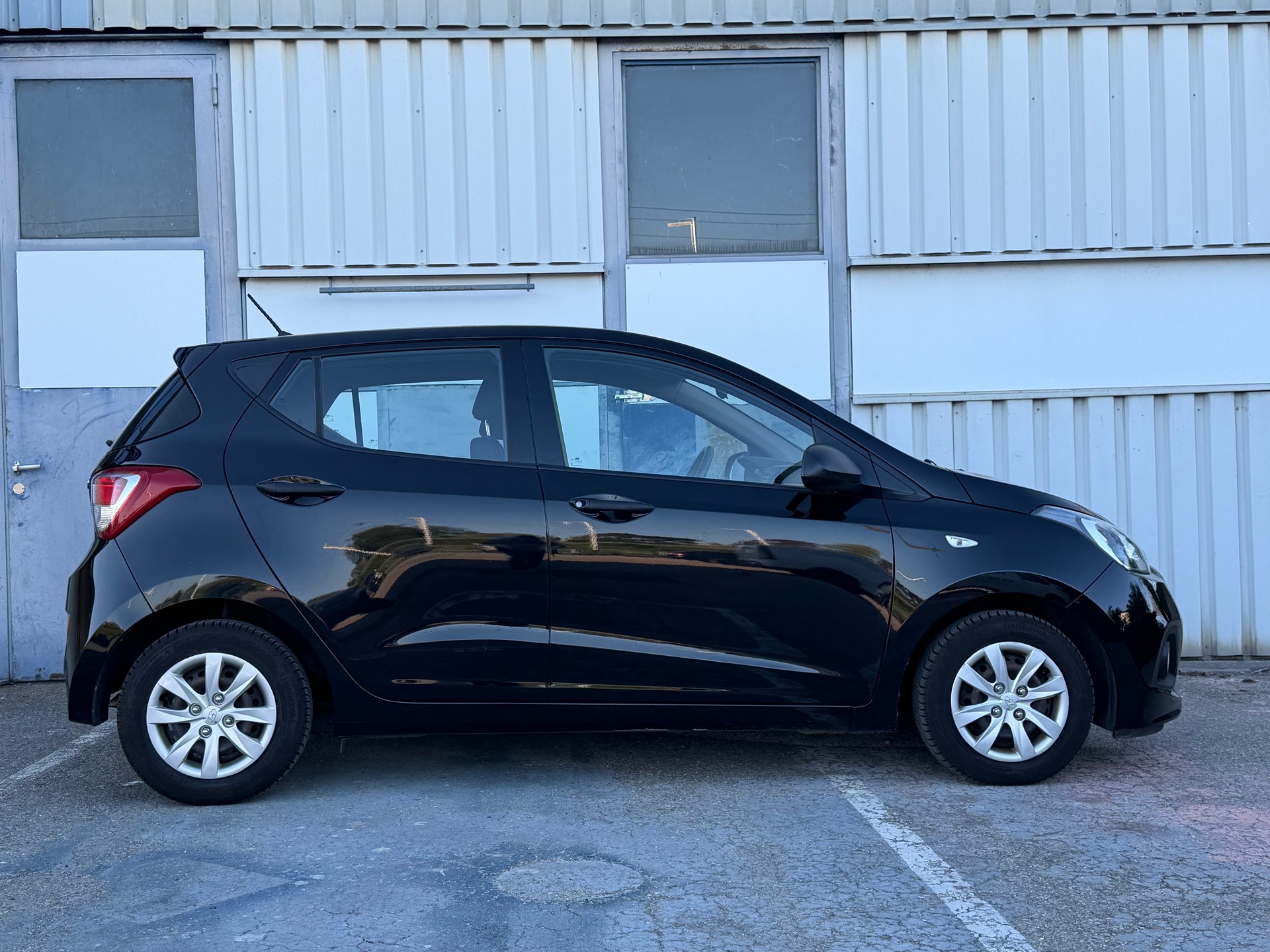 HYUNDAI i10-showroom-element-1