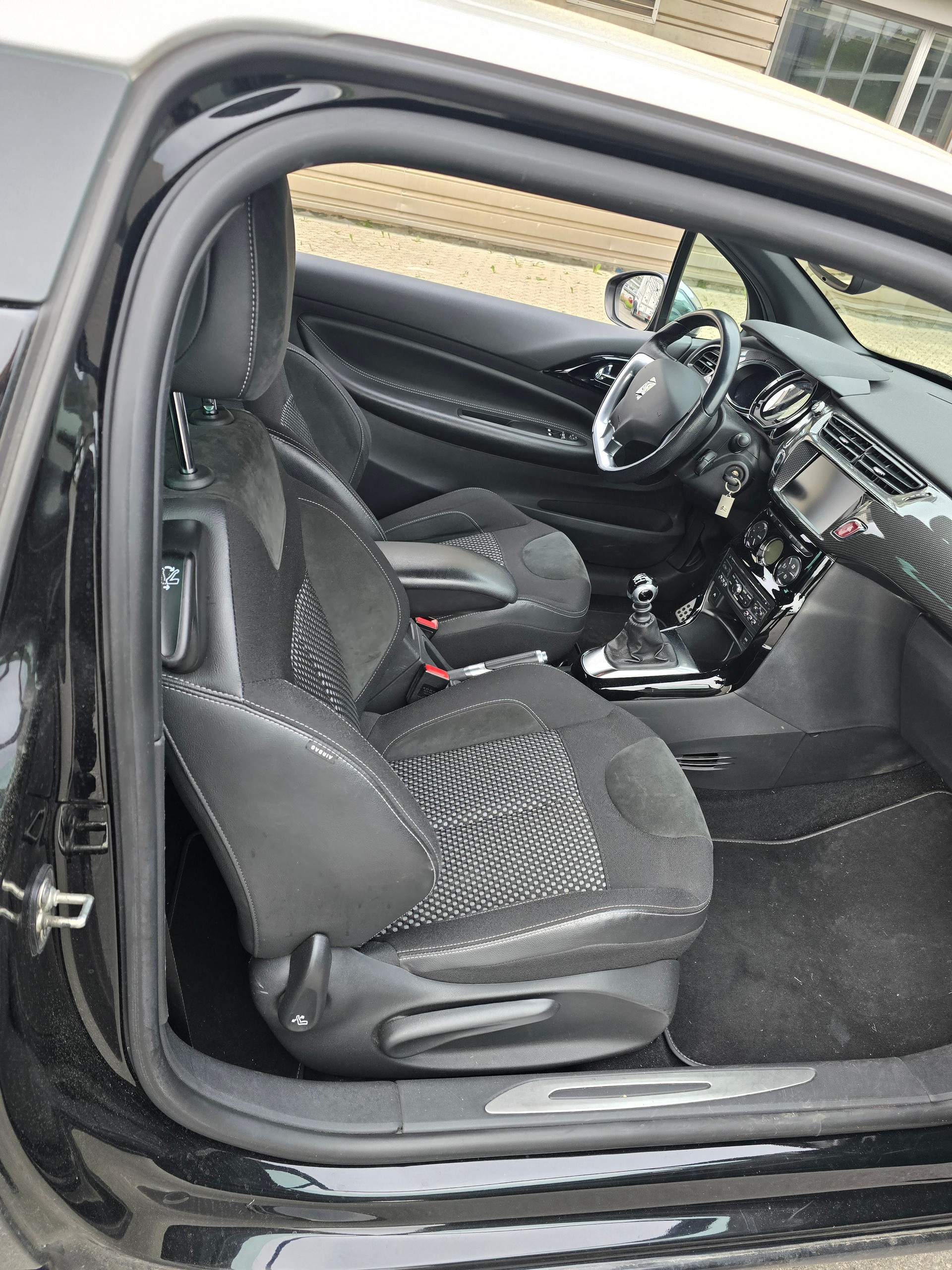DS AUTOMOBILES DS3 1.6 THP Ultra Prestige-image-13