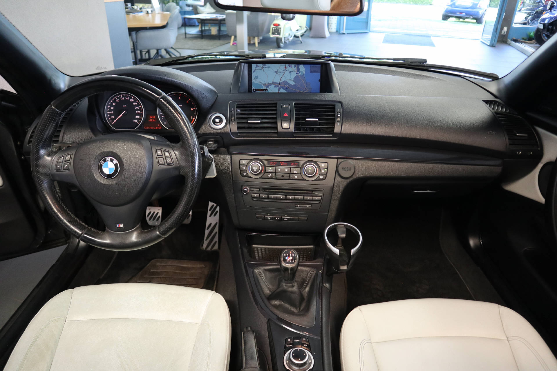 BMW 125i Cabrio-image-13