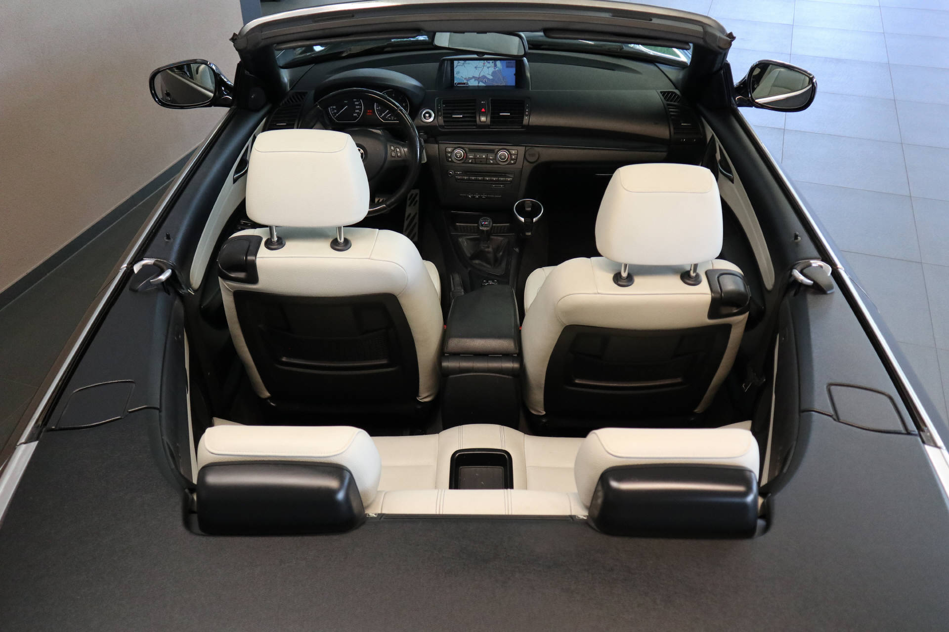 BMW 125i Cabrio-image-10