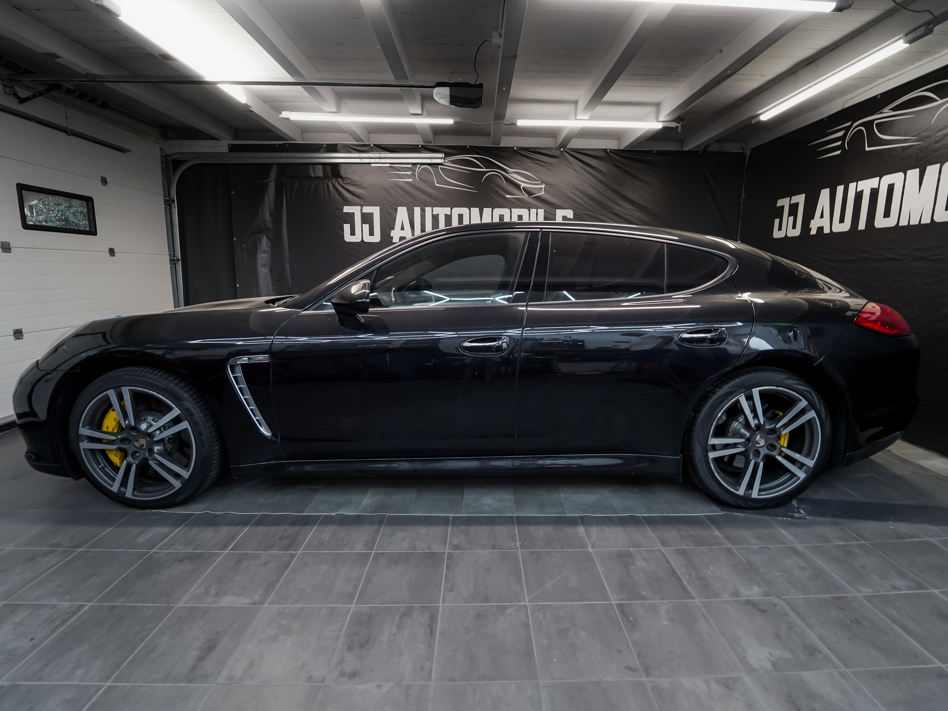 PORSCHE Turbo 4.8-showroom-element-3