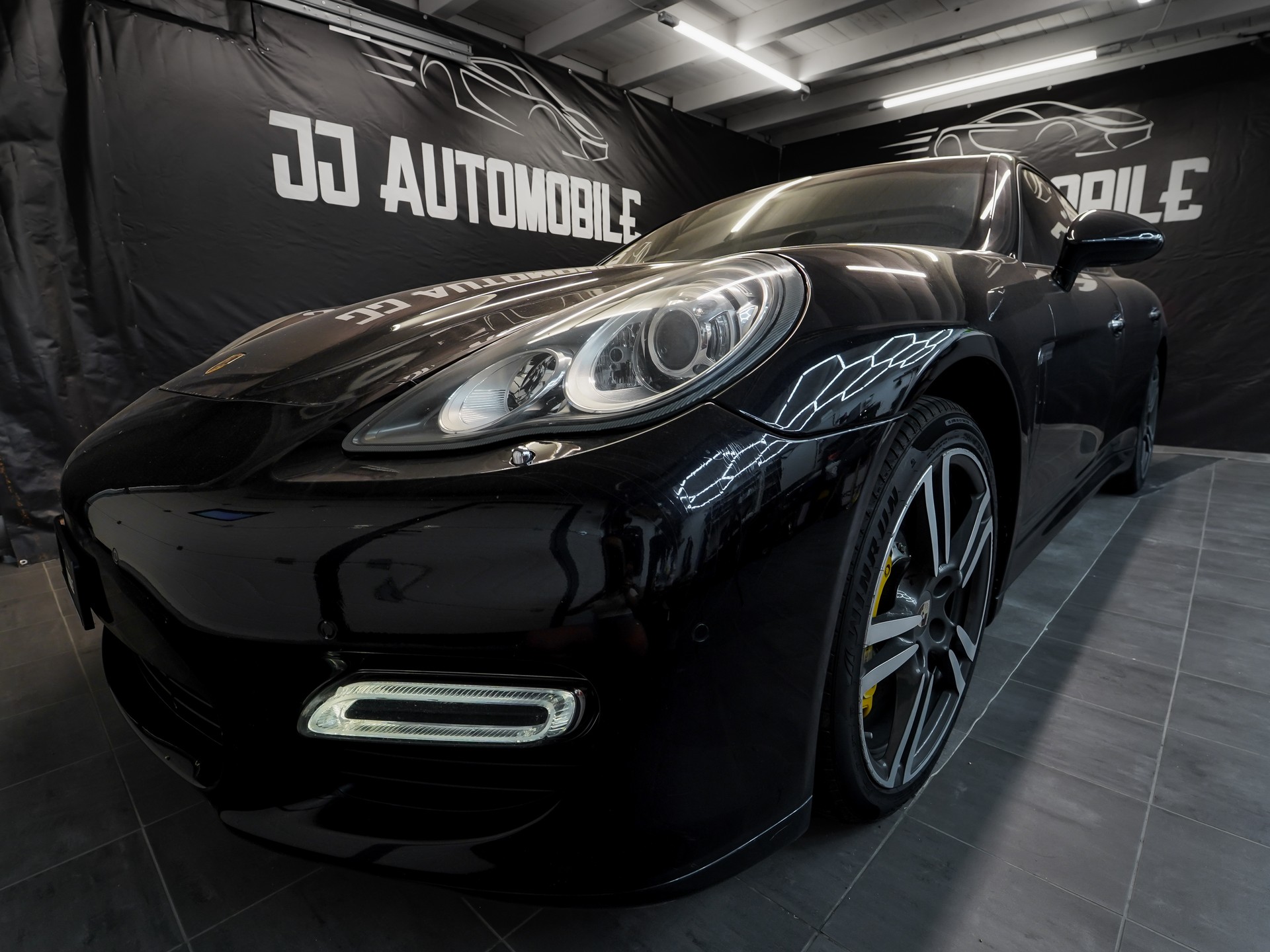 PORSCHE Turbo 4.8-showroom-element-2
