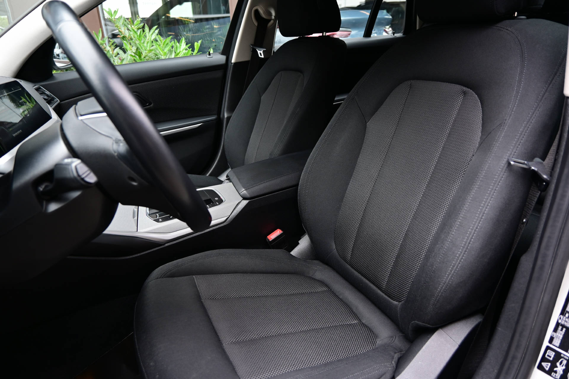 BMW 320d xDrive Touring *HUD*AHK*Laser-Light*-image-9