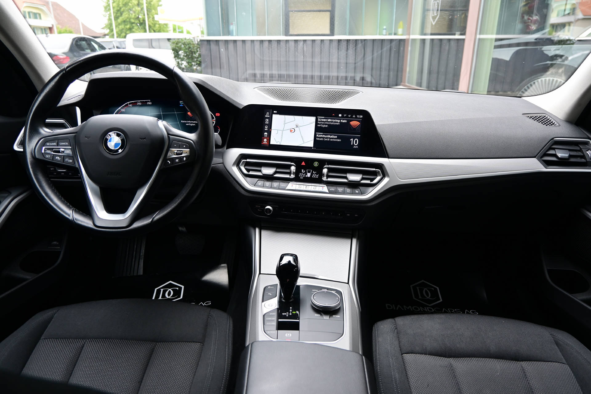 BMW 320d xDrive Touring *HUD*AHK*Laser-Light*-image-17