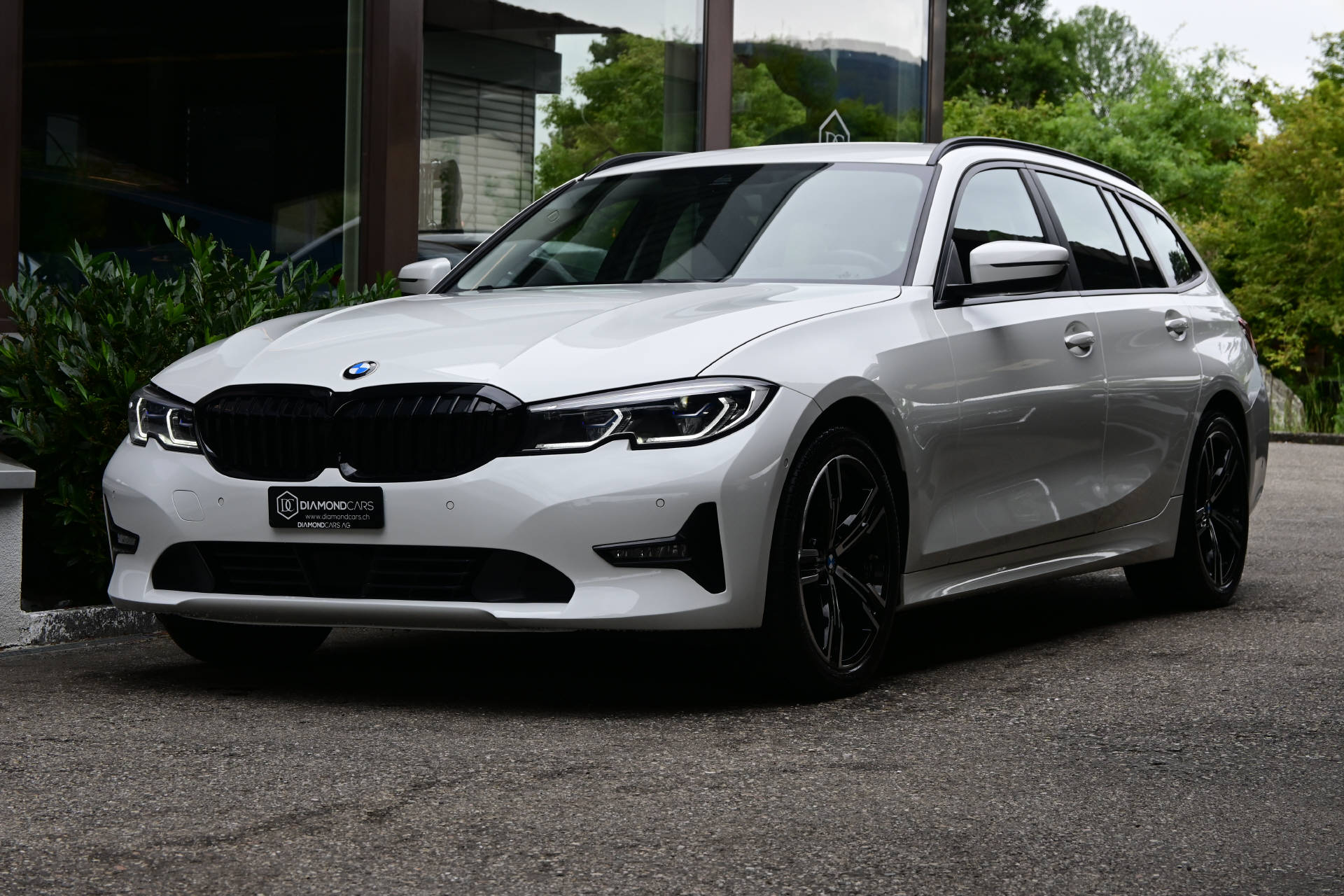 BMW 320d xDrive Touring *HUD*AHK*Laser-Light*-image-0