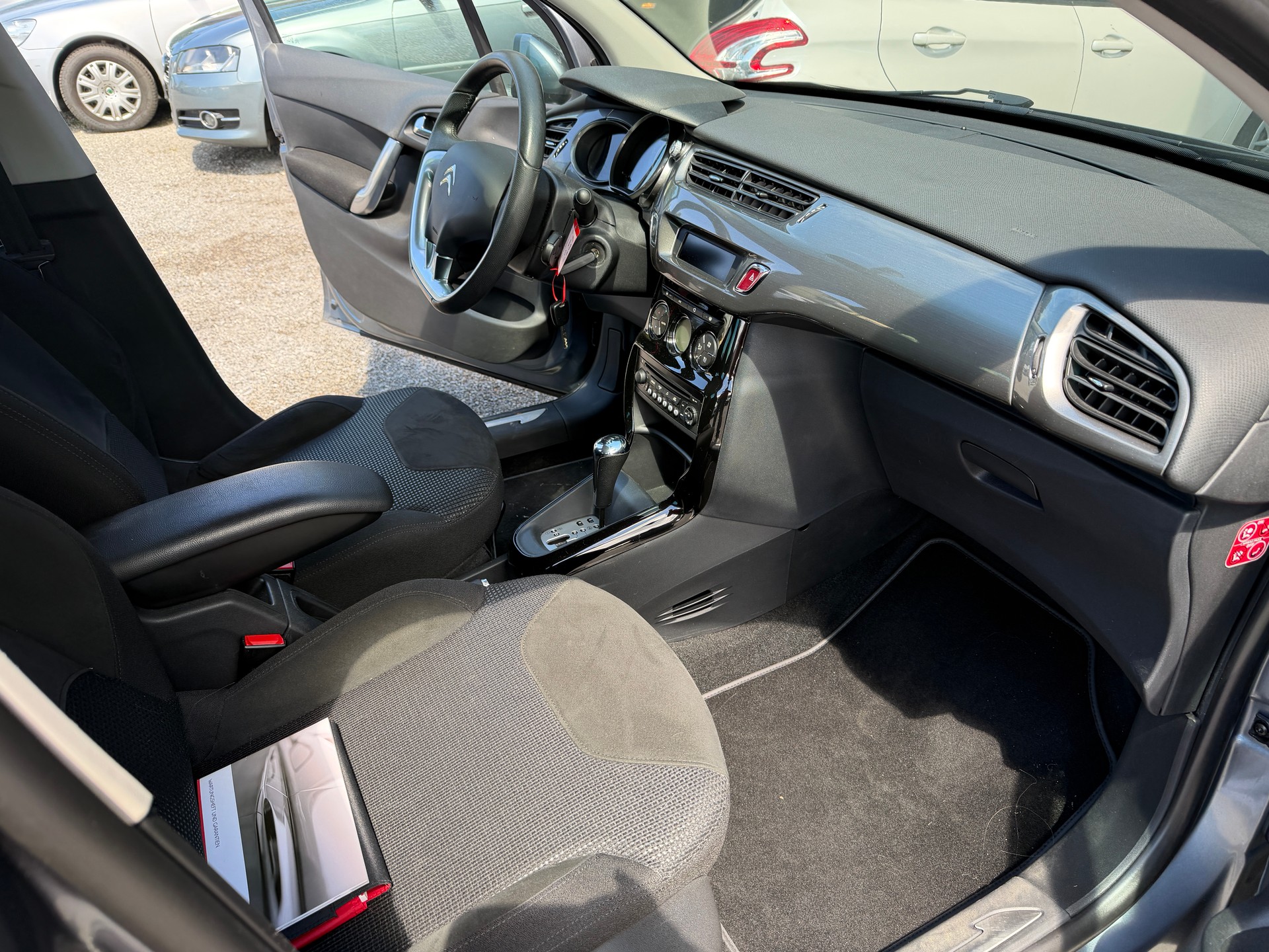 CITROEN C3 1.6i 16V Exclusive Automatic-image-9