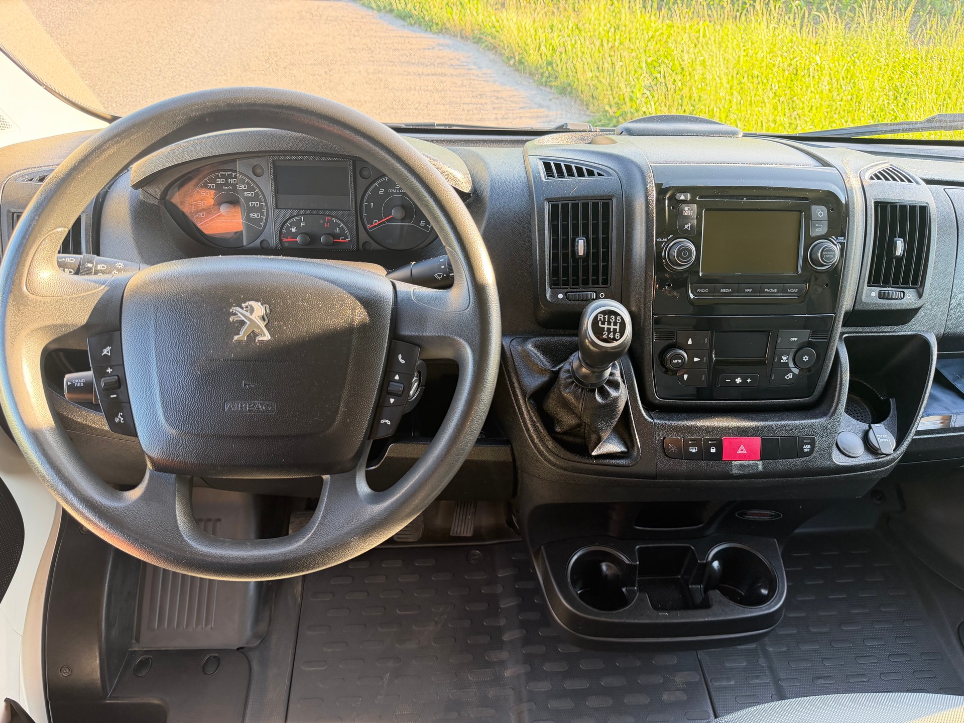 PEUGEOT Boxer 2.0 HDI 335 Allure s/s L2H2-image-10