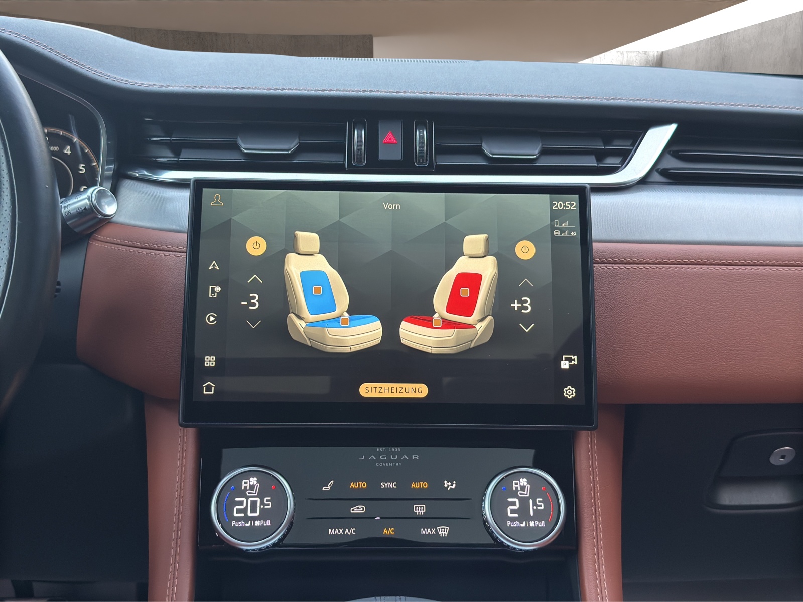 JAGUAR F-Pace 2.0 PHEV 404 R-Dynamic HSE AWD-image-17