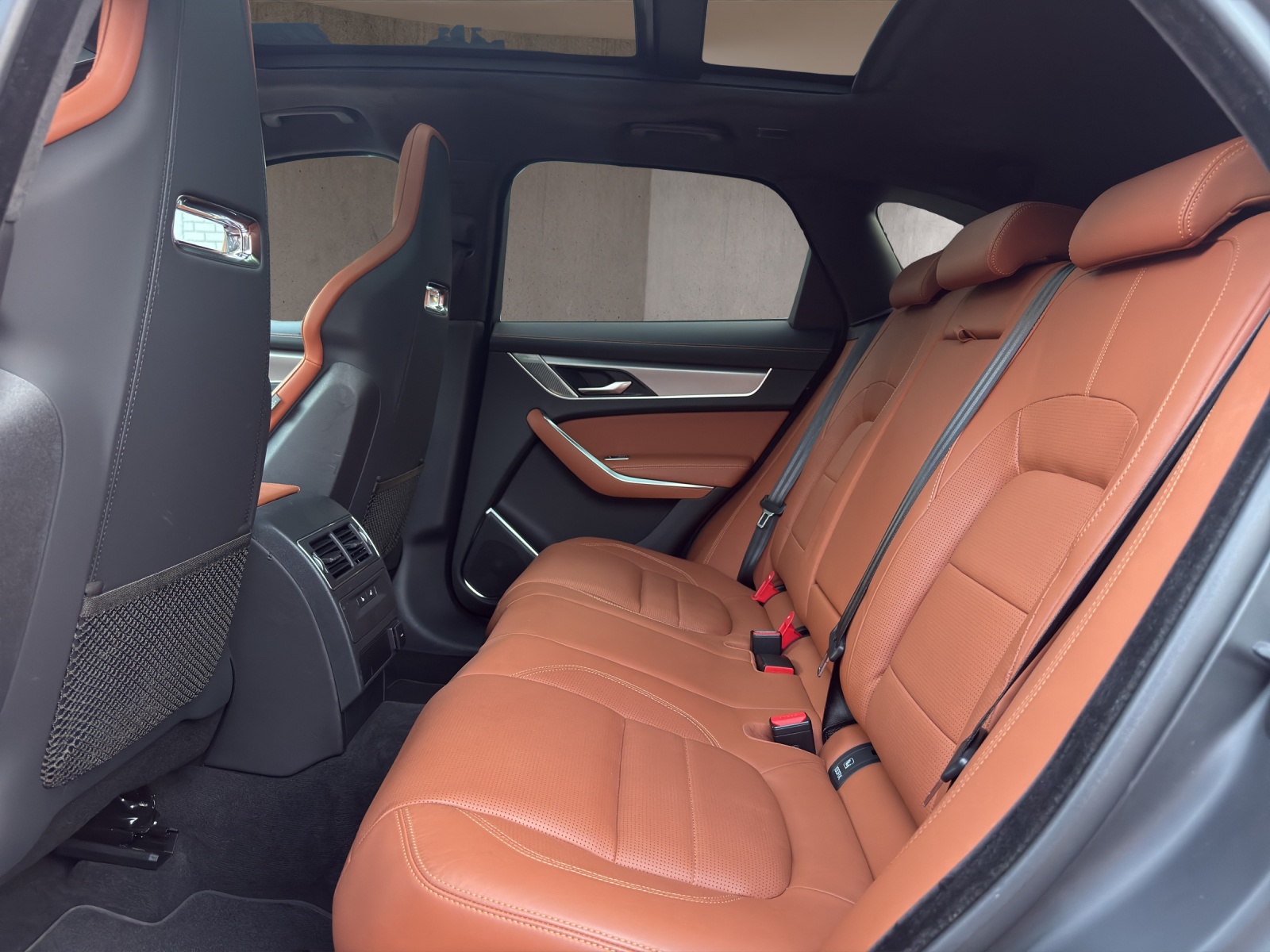 JAGUAR F-Pace 2.0 PHEV 404 R-Dynamic HSE AWD-image-6