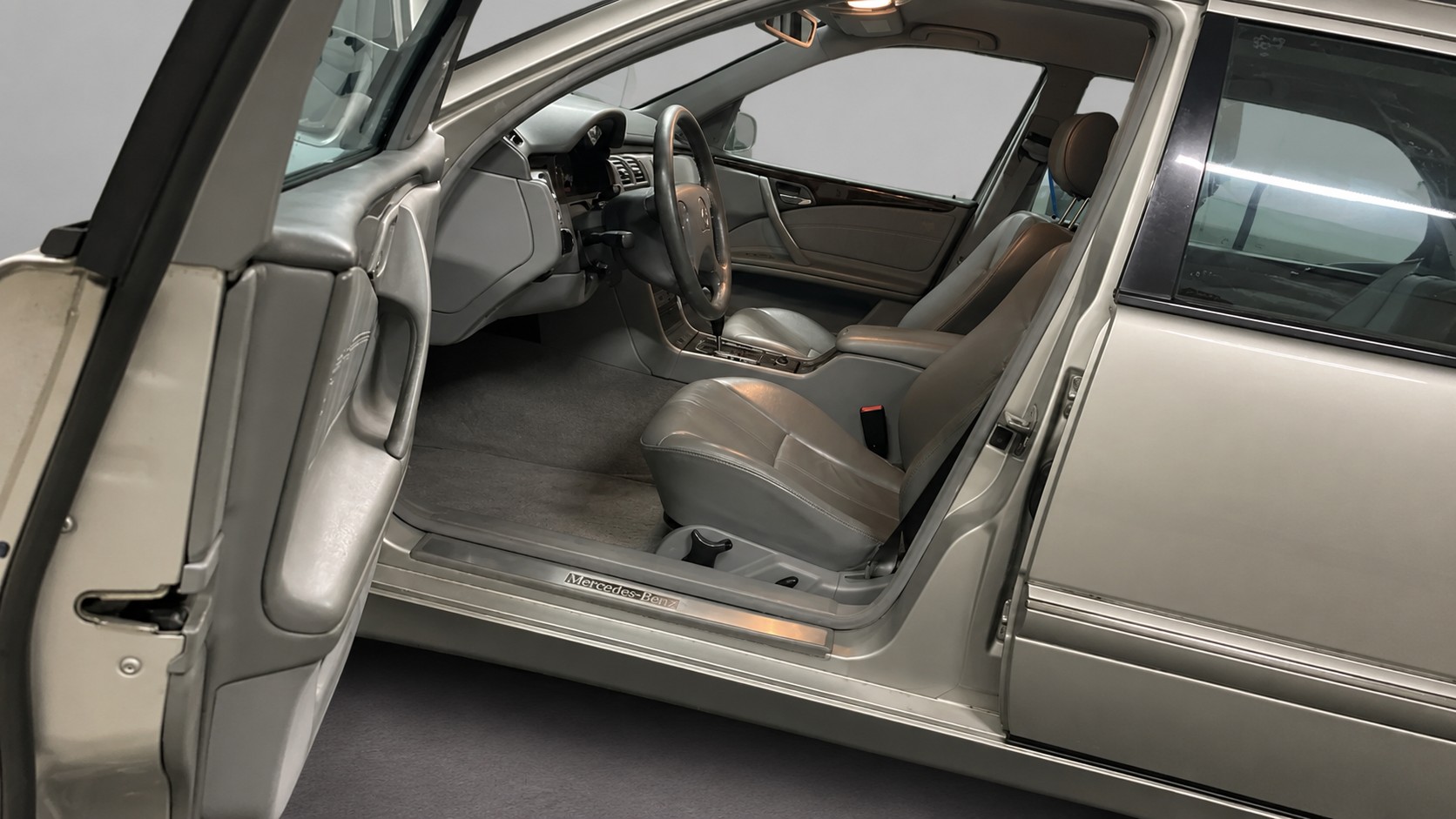 MERCEDES-BENZ MERCEDES-BENZ E 240 T Automat-showroom-element-3