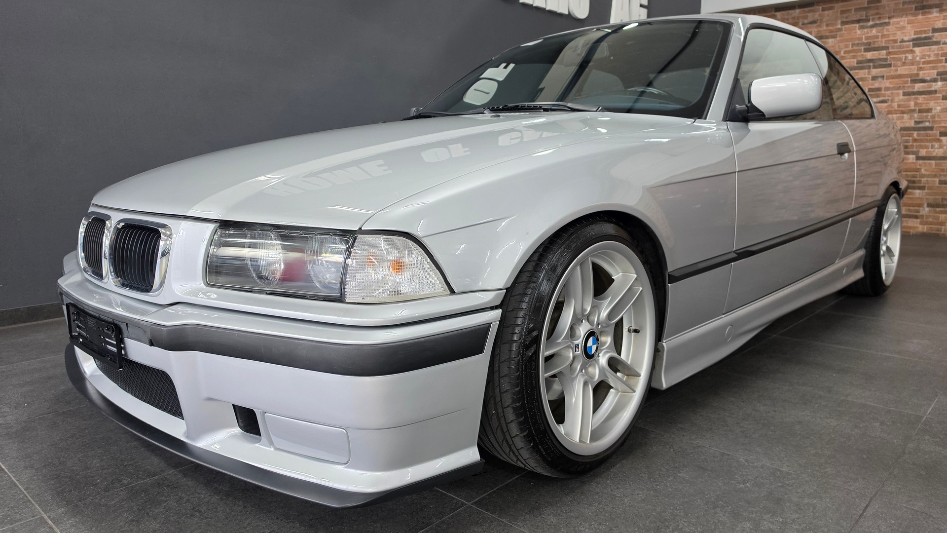 BMW 318iS Coupé-showroom-element-1