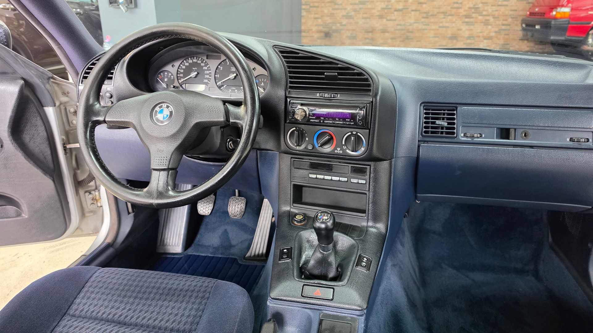 BMW 318iS Coupé-image-25