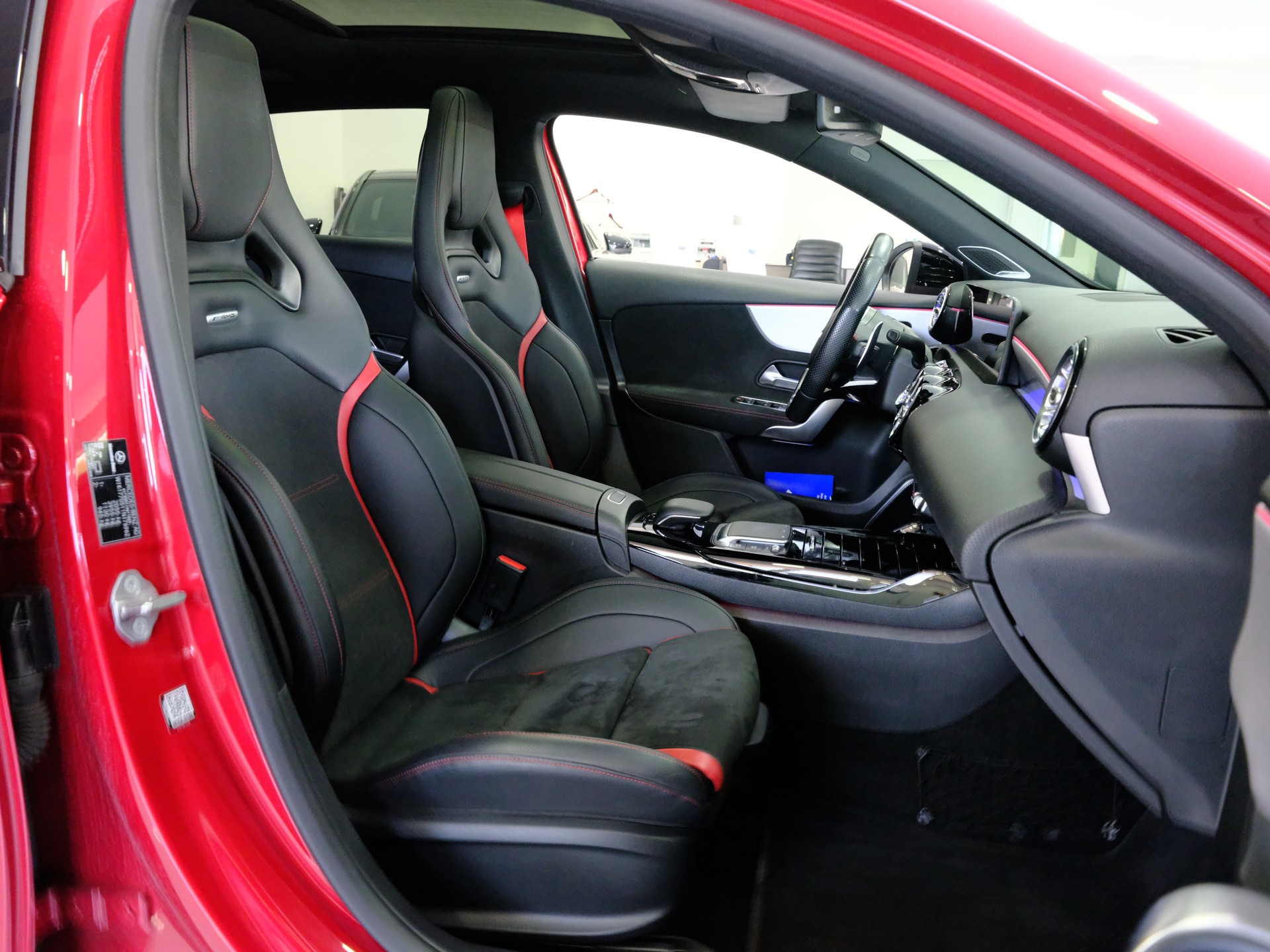 MERCEDES-BENZ A 35 AMG 4Matic Speedshift-image-13