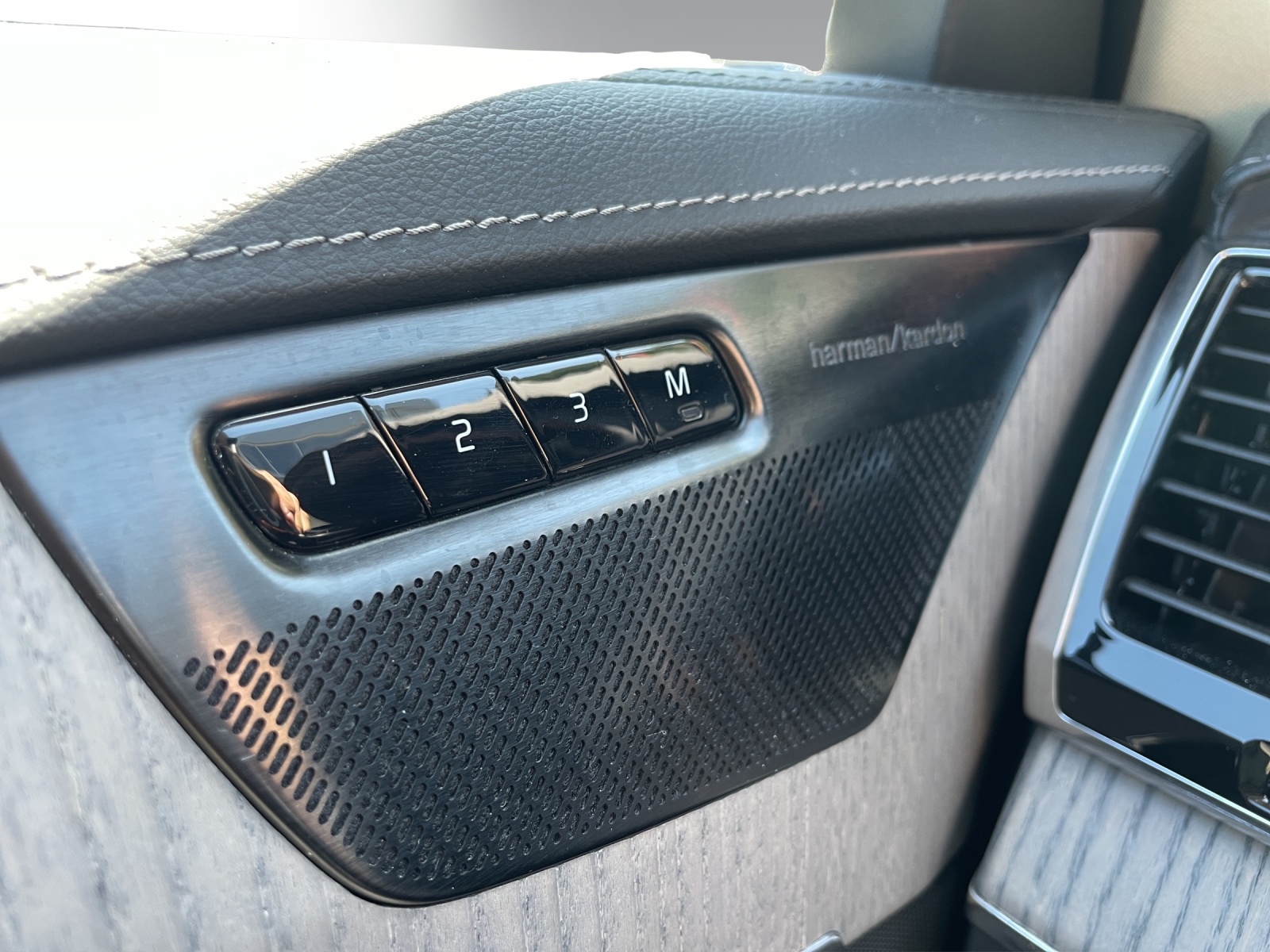 VOLVO XC90 B5 Diesel Mild Hybrid AWD Ultimate Dark Geartronic – CH-Fahrzeug | 7-SITZER | PANORAMA | 360° | H&K Sound |-image-16
