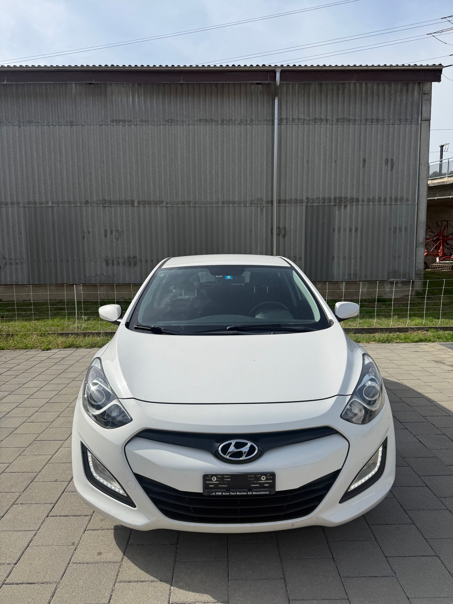 HYUNDAI i30-showroom-element-1