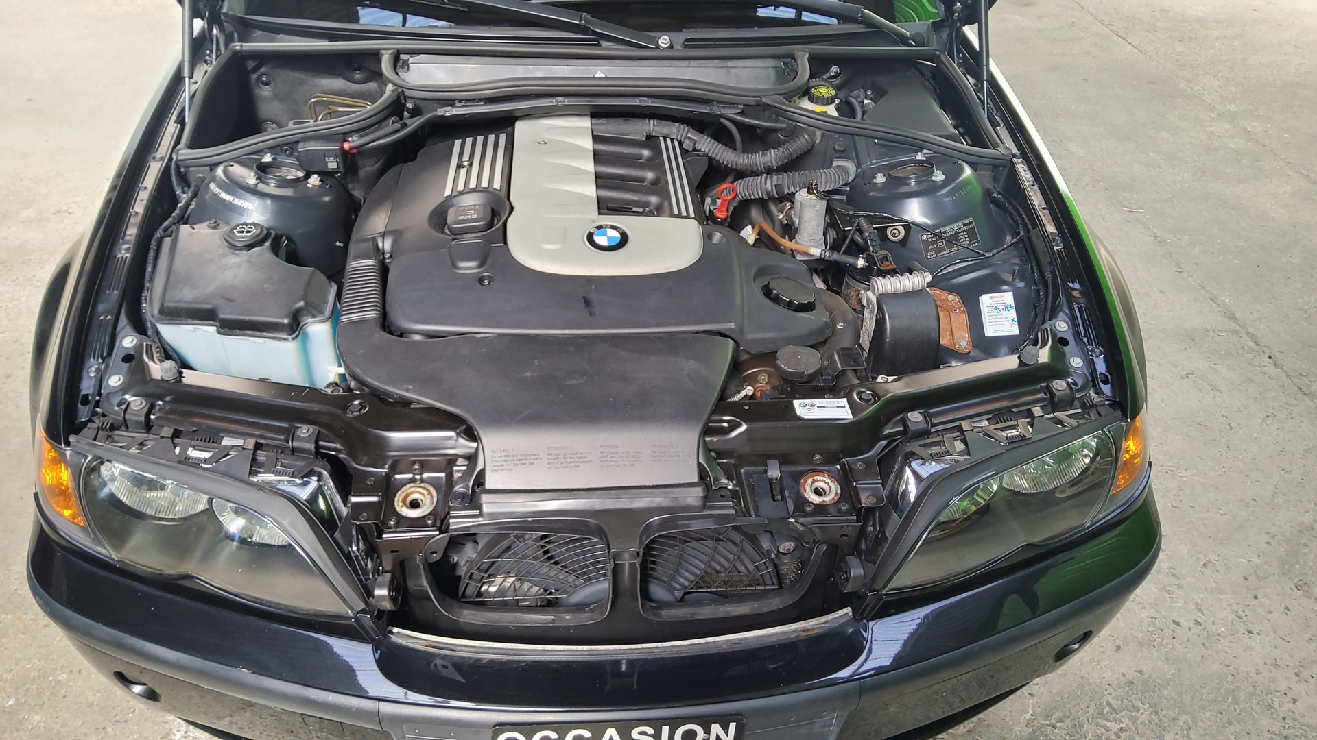 BMW 330xd Touring-showroom-element-1