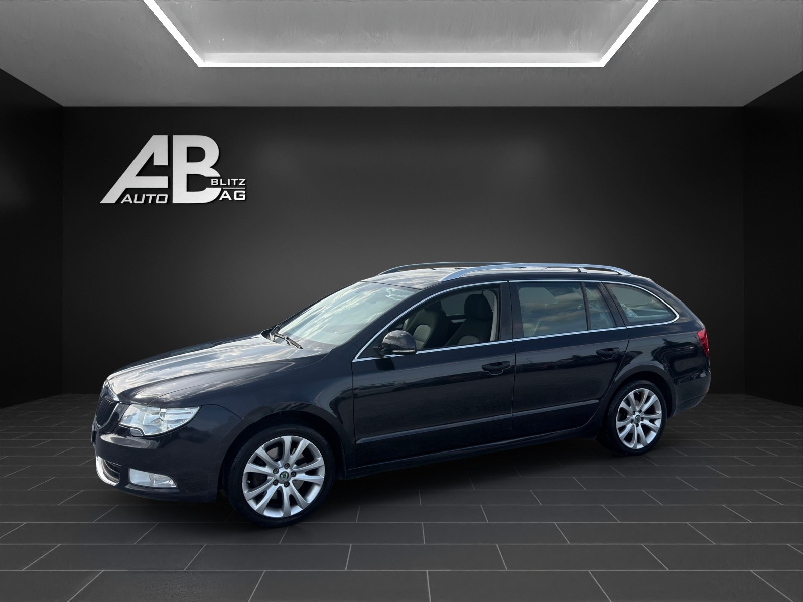 SKODA Superb Combi 2.0 TDi Ambition-showroom-element-1